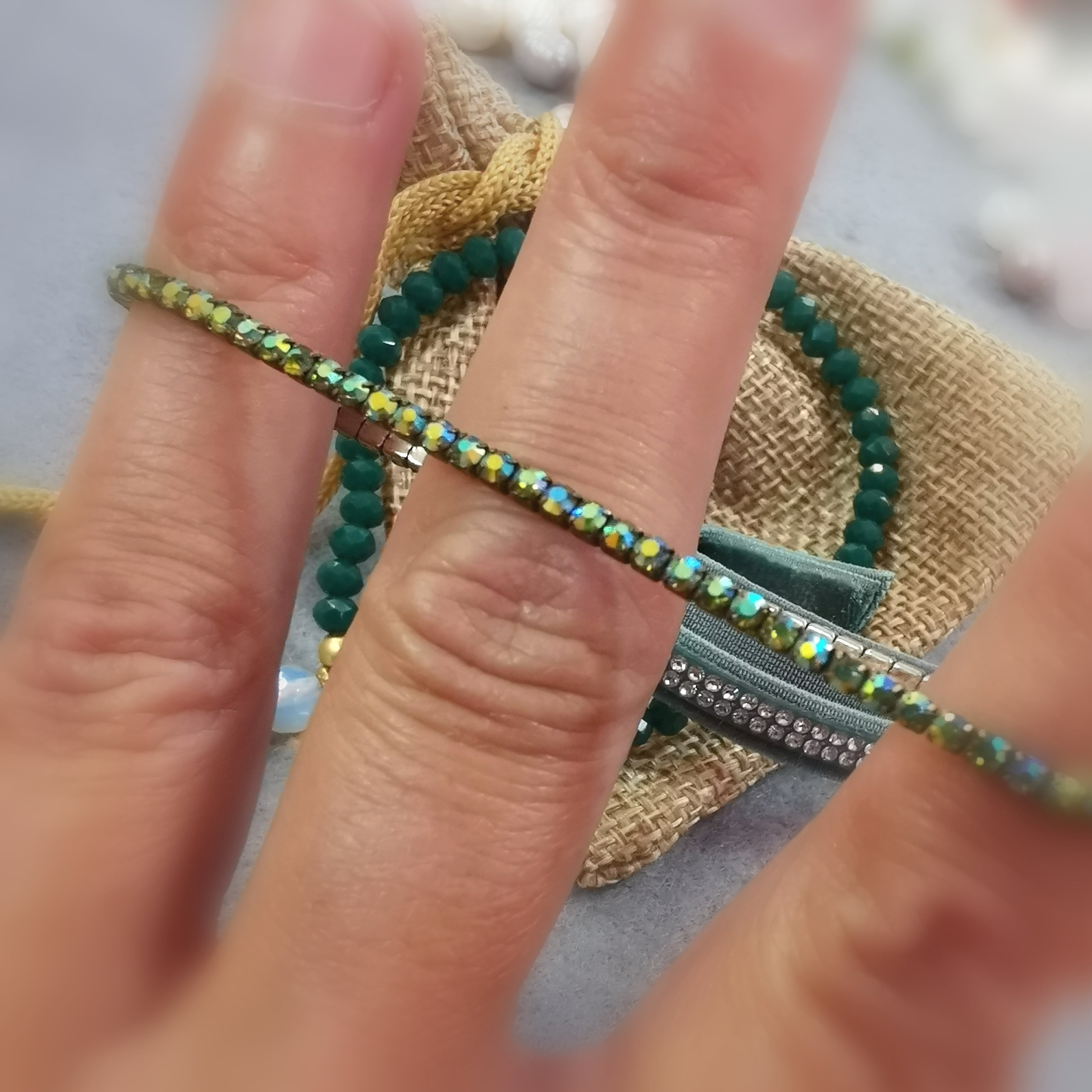 Grün fürs Herz: Boho Armbändchen Set, Kristalle, Samt, im Geschenk Beutel