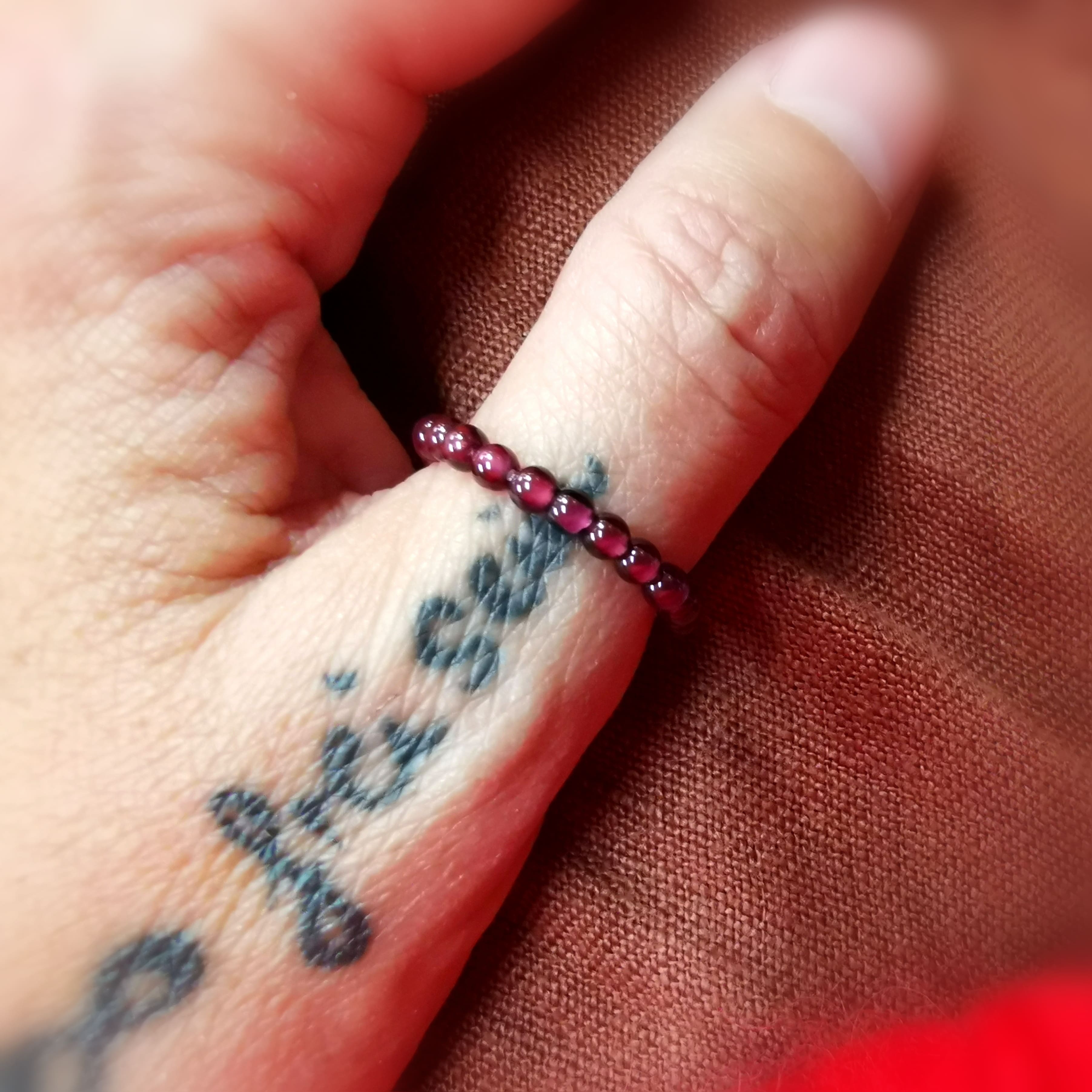 Liebe: Granat Edelstein Heilstein Karma Ring, elastisch