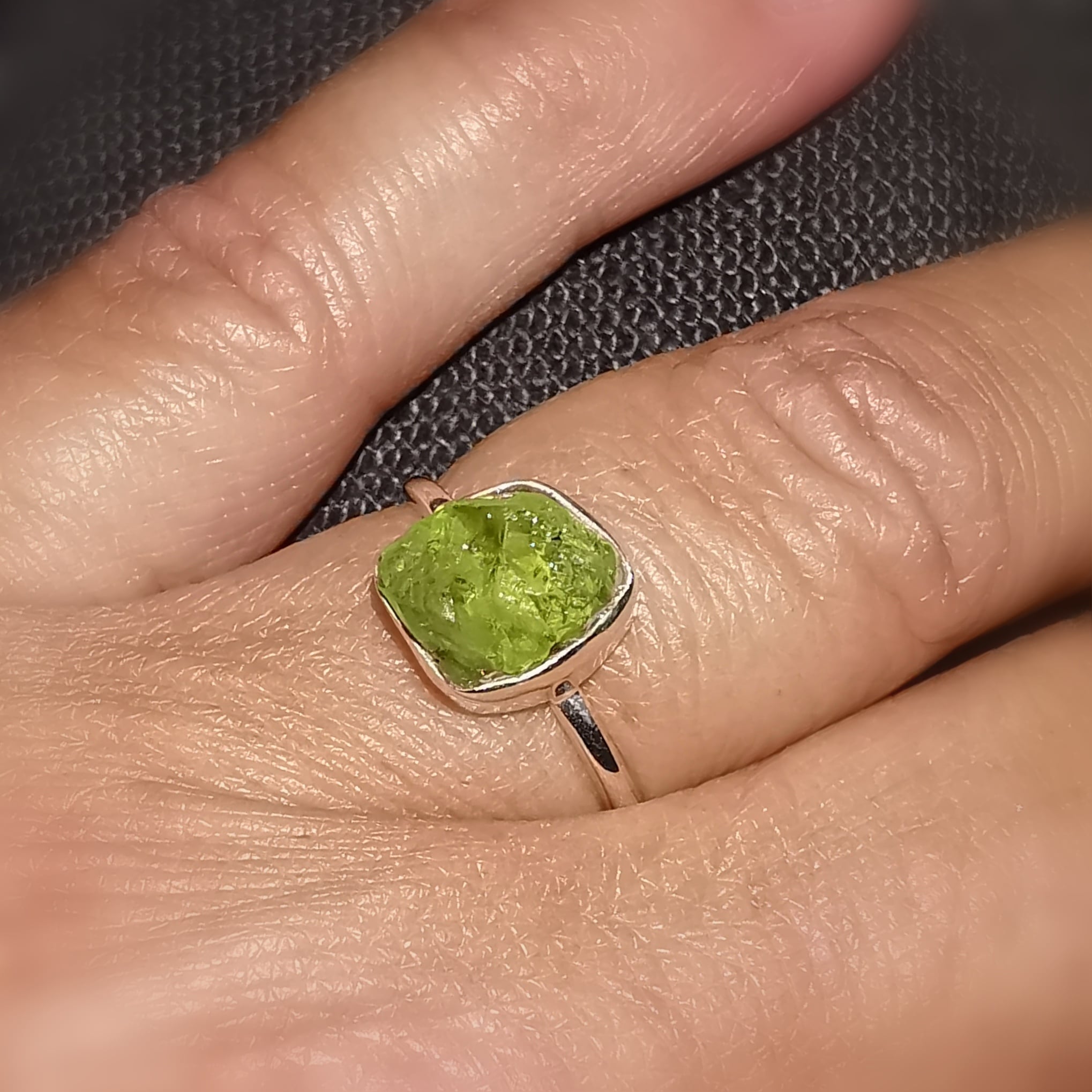 Olivin Peridot Rohstein Ring, Herzchakra Edelstein geweiht, Herzenslicht