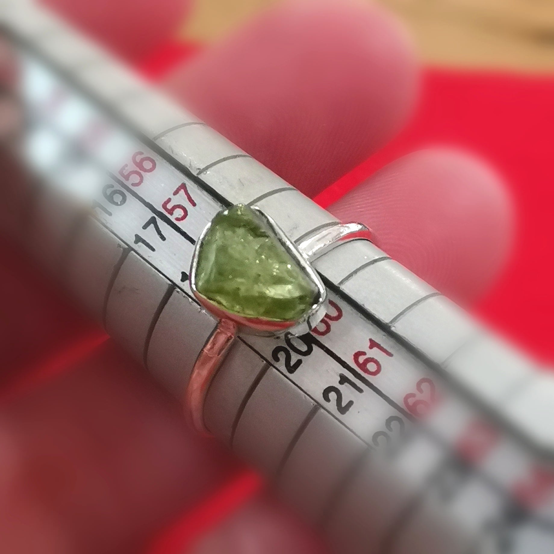 Olivin Peridot Rohstein Ring, Herzchakra Heilstein geweiht, Herzenslicht