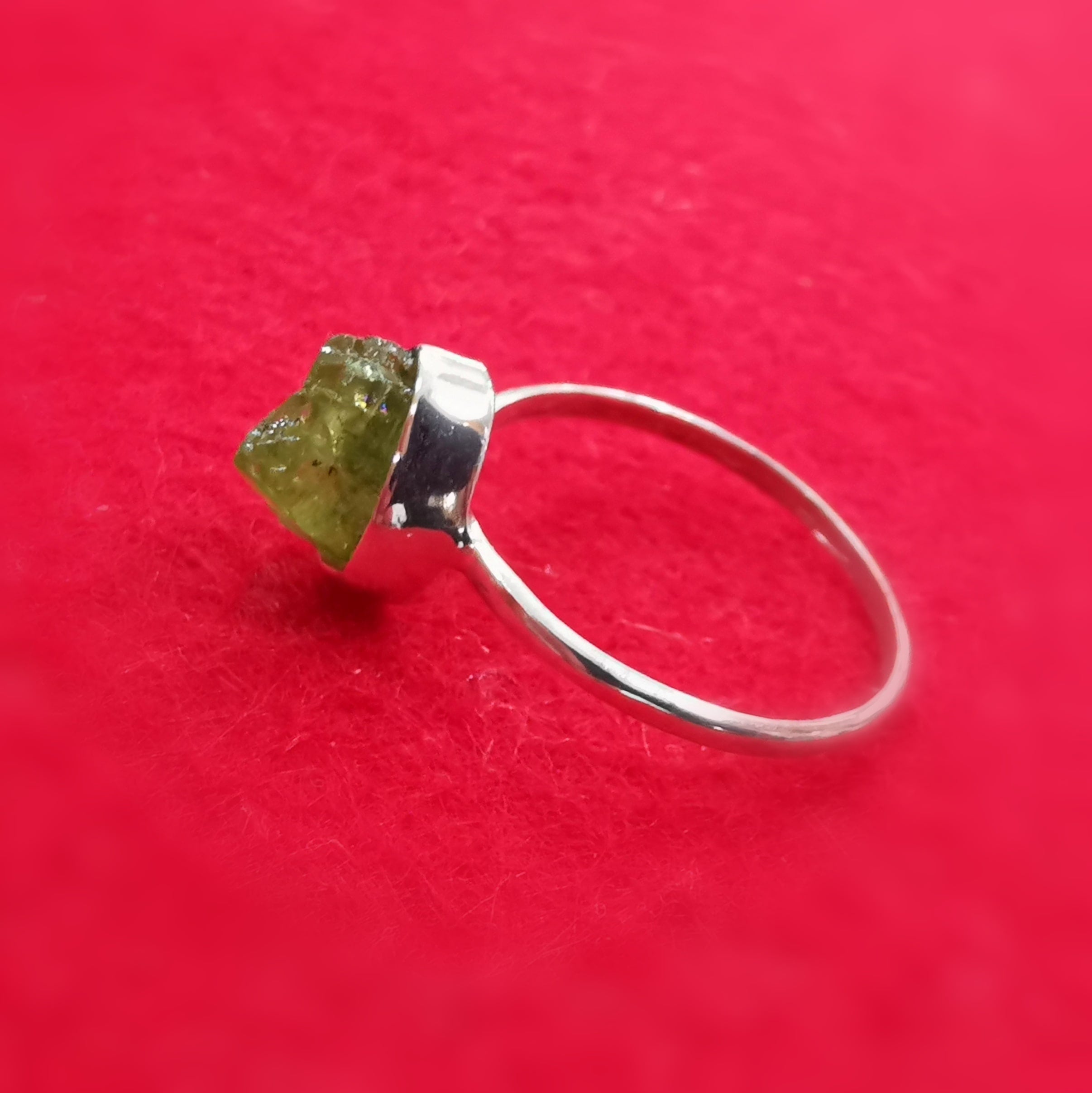 Olivin Peridot Rohstein Ring, Herzchakra Heilstein geweiht, Herzenslicht