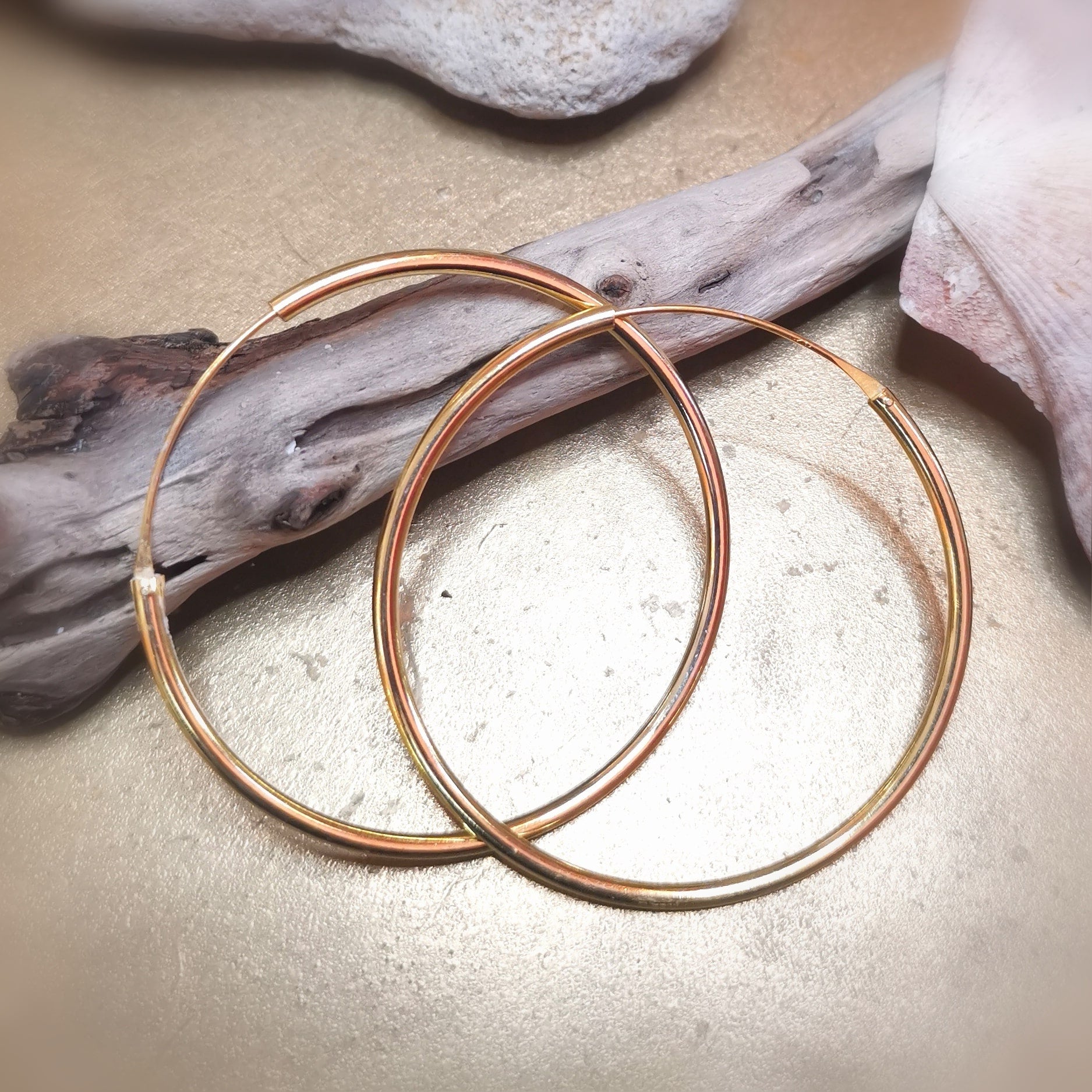 Gold Creolen Hoops Ohrringe, edler Hippie Ohrschmuck 50 mm vergoldet, Sonne im Blick & Frieden in der Seele