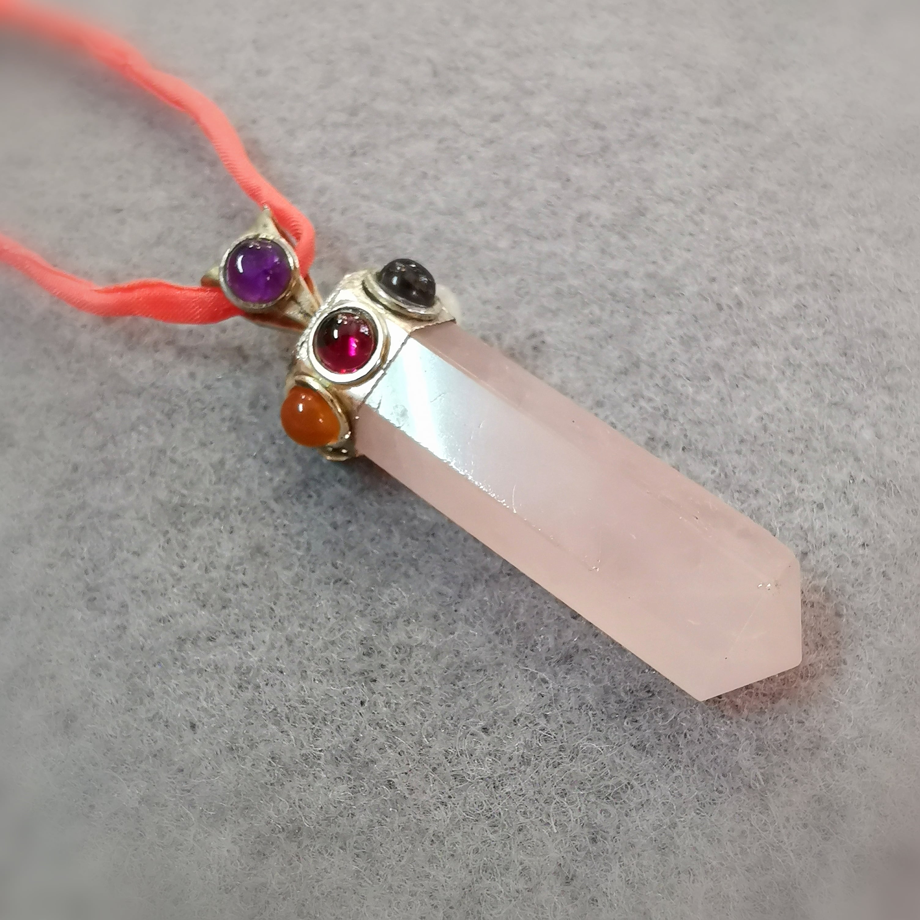 💗 Rosenquarz Stab Chakra Edelstein Karma Kette an Seide – geweiht für Liebe, Herzöffnung & Harmonie