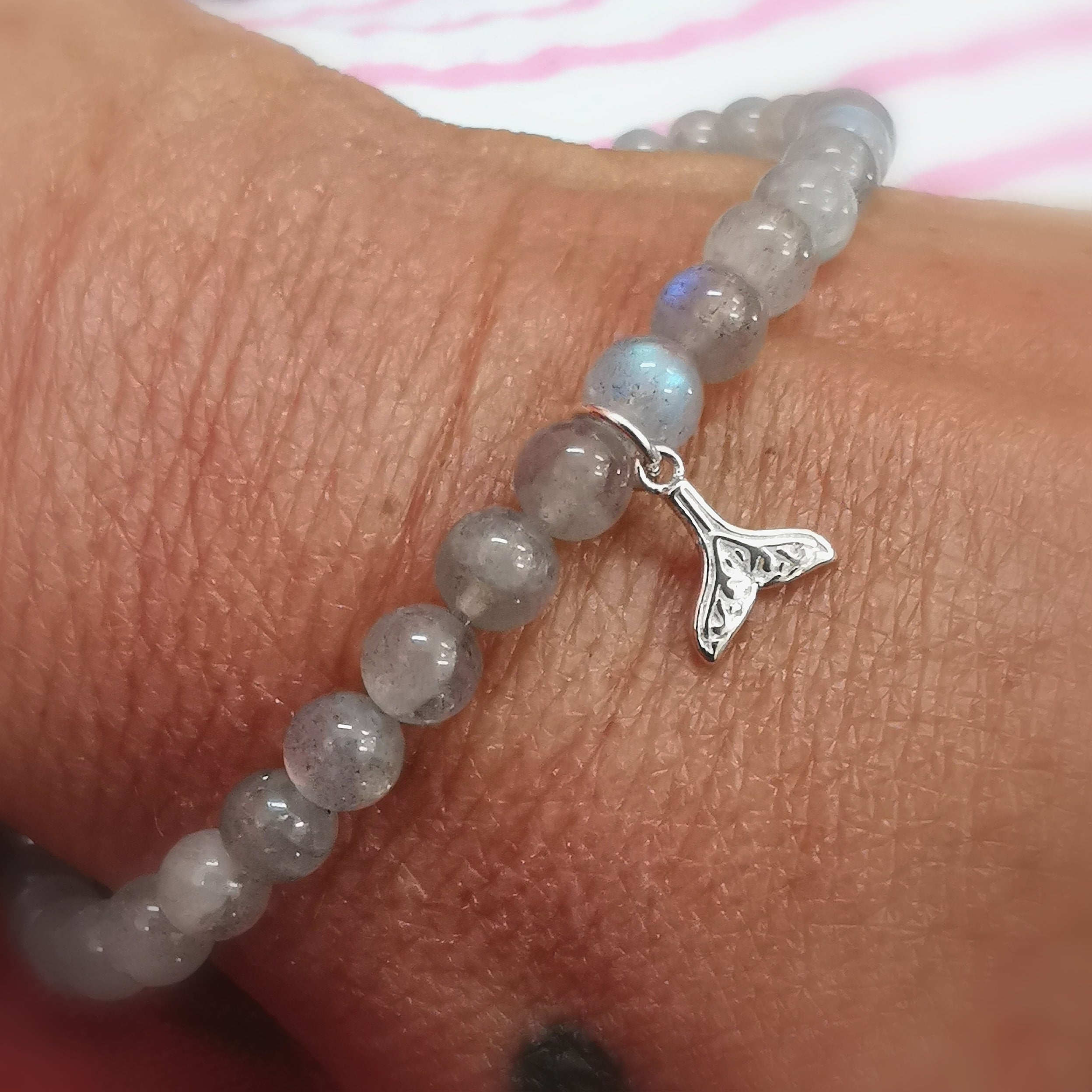 🐋 Mondstein Labradorit Armband mit Walflosse – geweiht für Intuition, Schutz & spirituelle Tiefe
