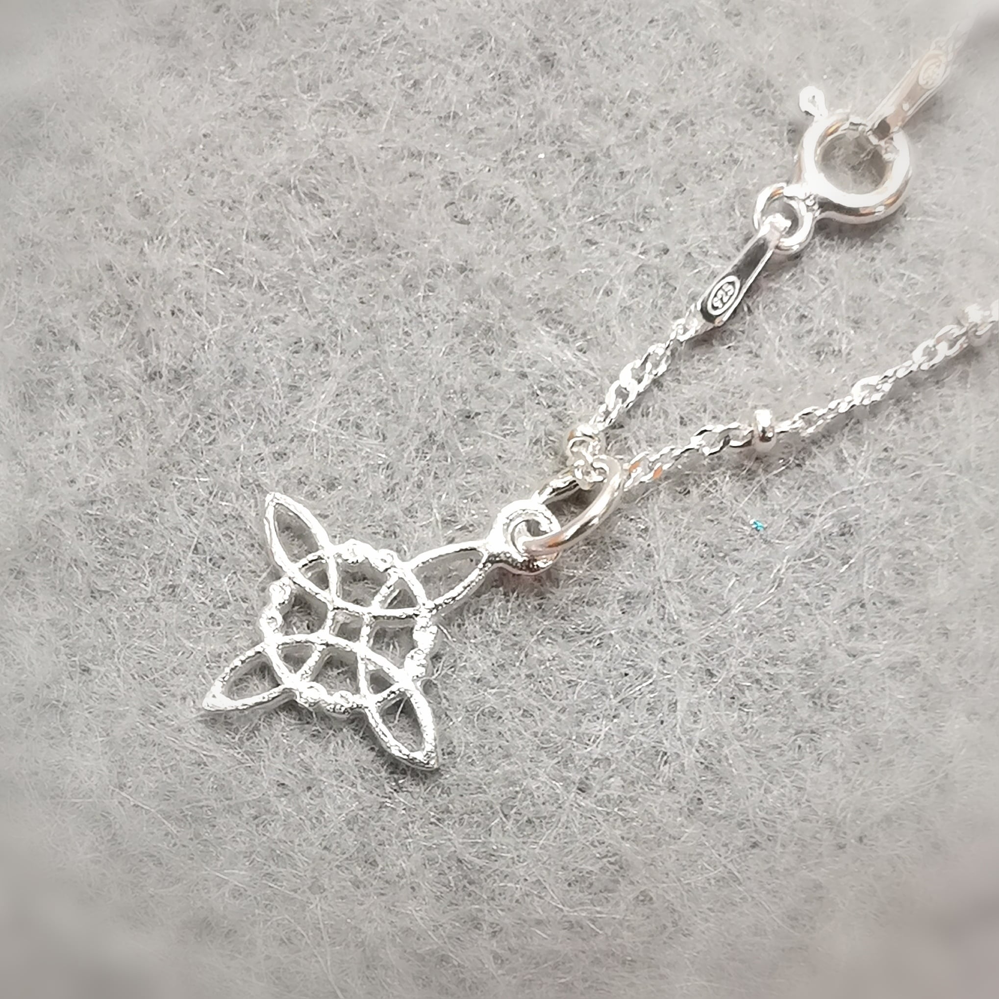 🪄 Hexenknoten Kette Sterlingsilber – Schutz, Weiblichkeit & altes Wissen