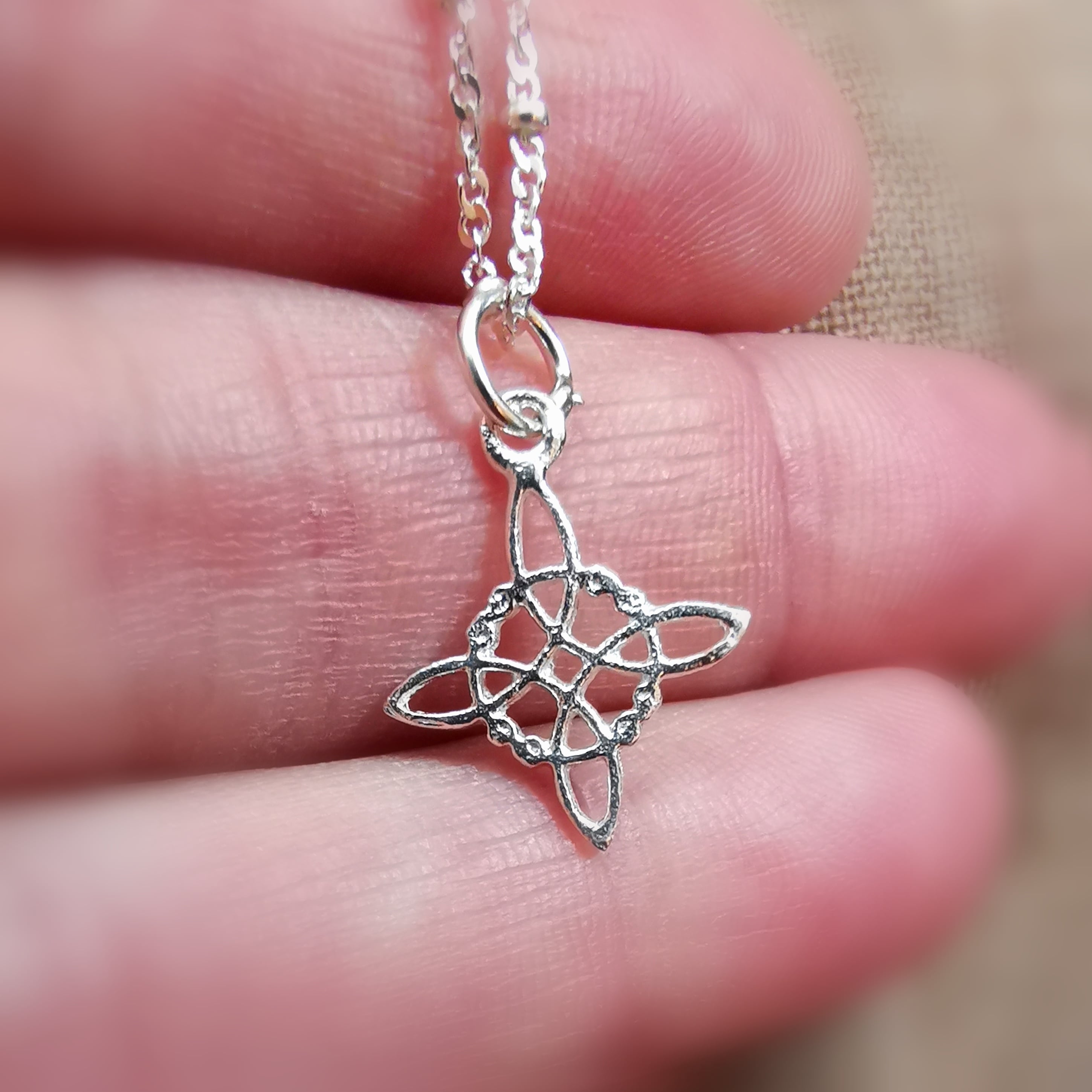 🪄 Hexenknoten Kette Sterlingsilber – Schutz, Weiblichkeit & altes Wissen