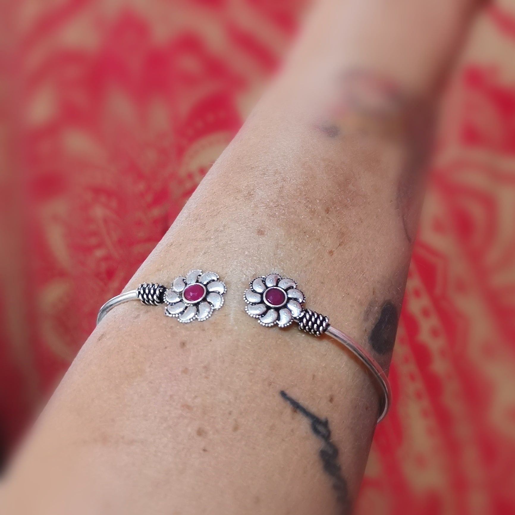 ❤️‍🔥 Boho Armspange mit rotem Korund – Talisman für Lebensfreude & Stärke