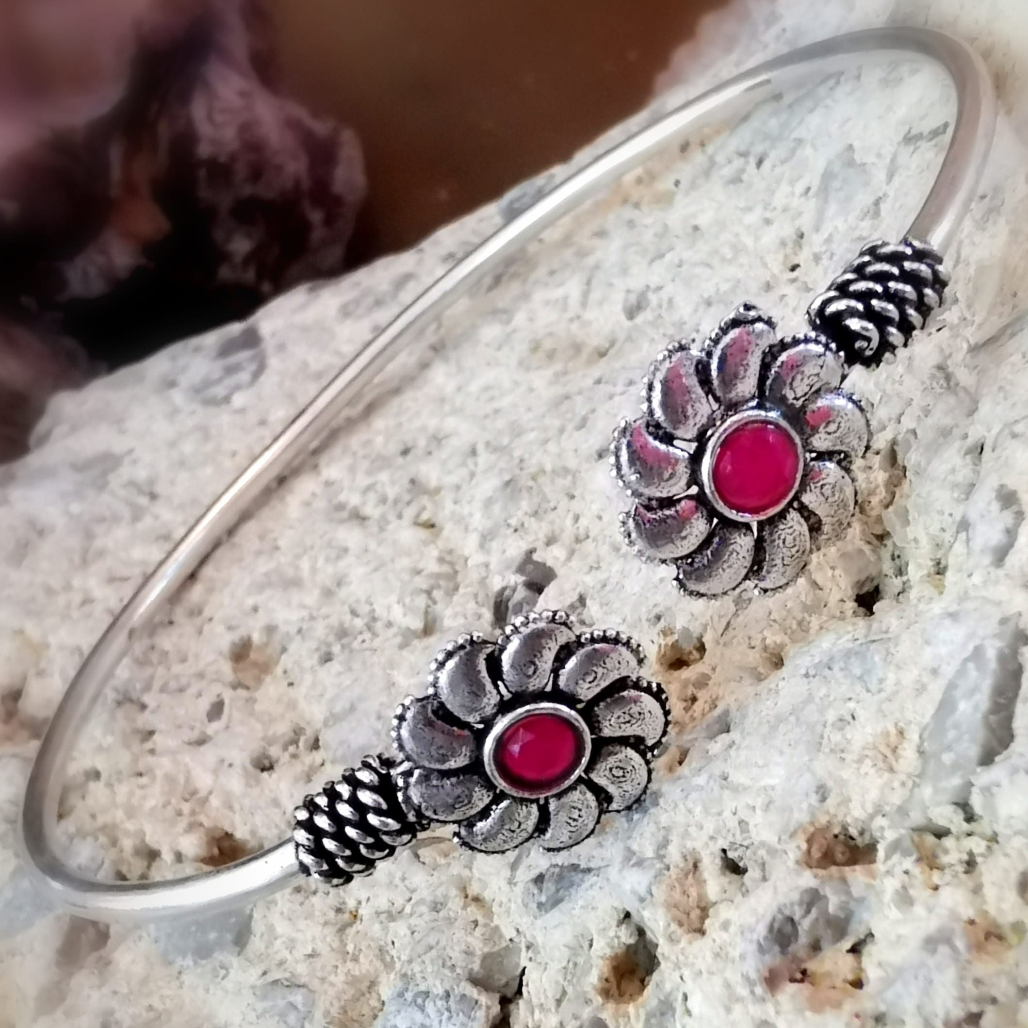 ❤️‍🔥 Boho Armspange mit rotem Korund – Talisman für Lebensfreude & Stärke