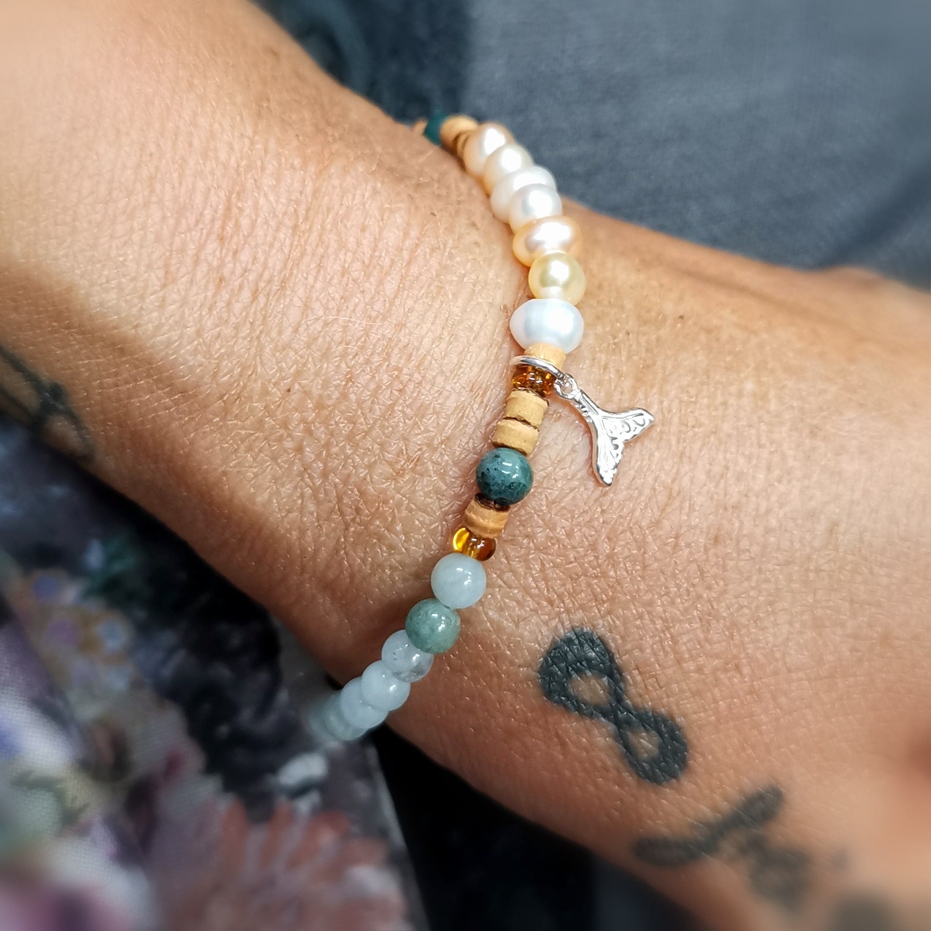 🌊 Aquamarin & Perle Karma Edelstein Armband – Walflossen-Talisman für Herz & Intuition