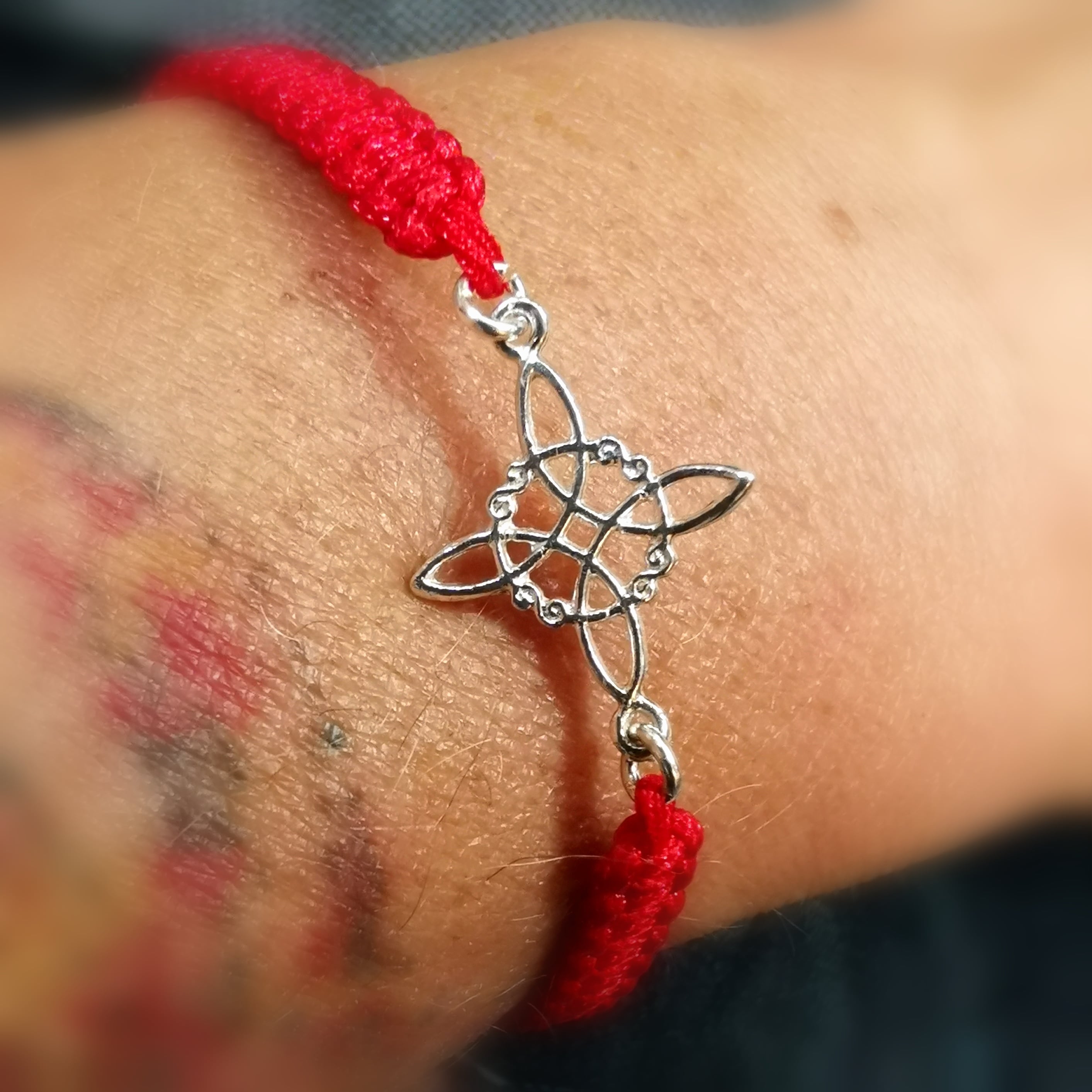 🪄 Hexenknoten Makramee Armband Rot – Schutz, Weiblichkeit & altes Wissen