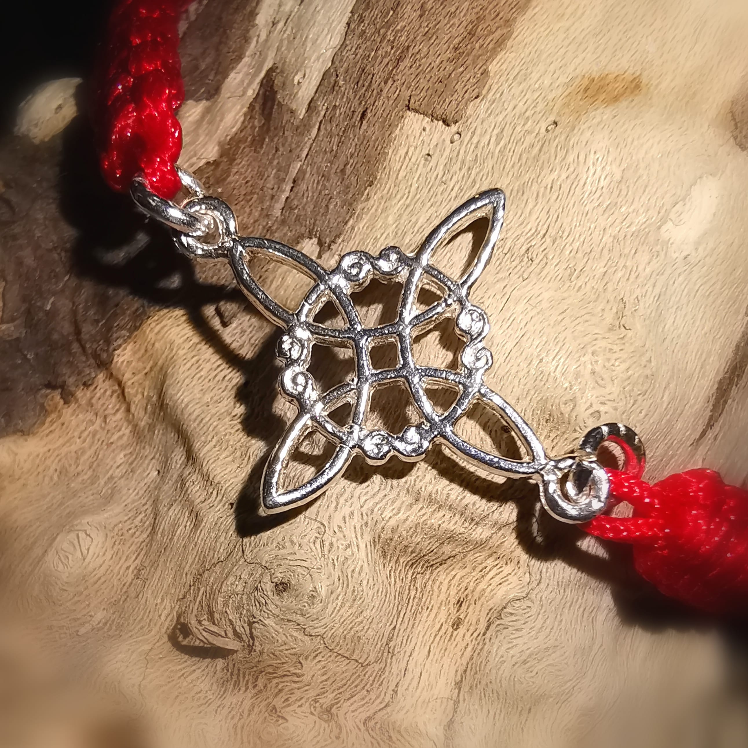 🪄 Hexenknoten Makramee Armband Rot – Schutz, Weiblichkeit & altes Wissen