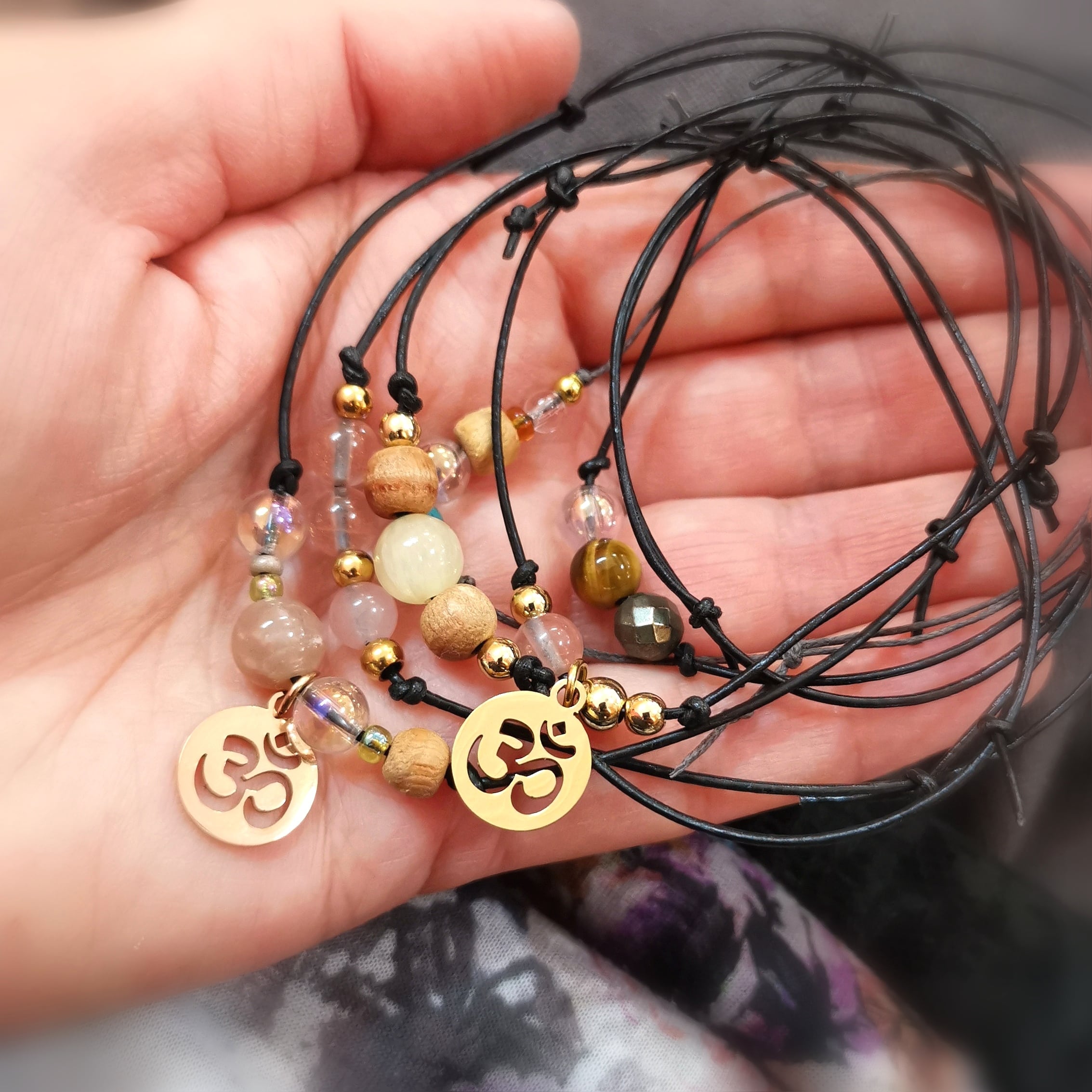 Sandelholz & Orangencalcit Leder Karma Chakra Armband – geweiht für Lebensfreude, Achtsamkeit & innere Kraft