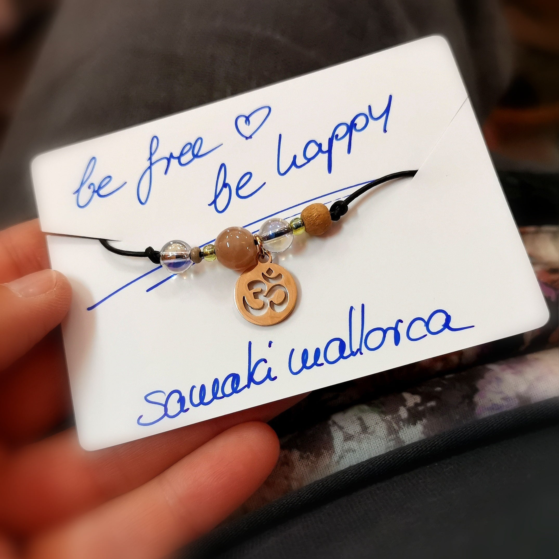 Be Free – OM Armband mit Angel Aura, Mondstein & Sandelholz – geweiht für innere Freiheit, Liebe & Harmonie