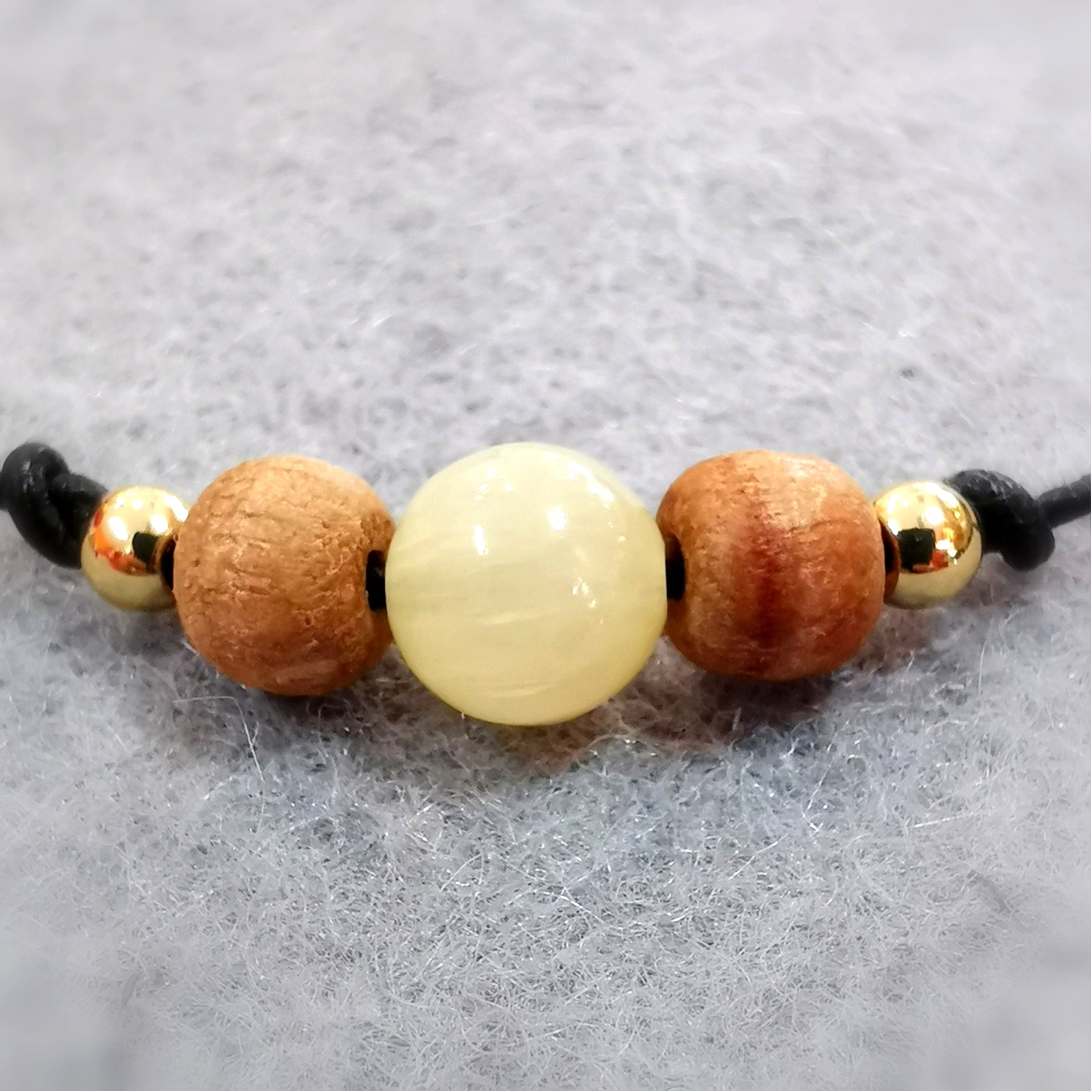 Sandelholz & Orangencalcit Leder Karma Chakra Armband – geweiht für Lebensfreude, Achtsamkeit & innere Kraft