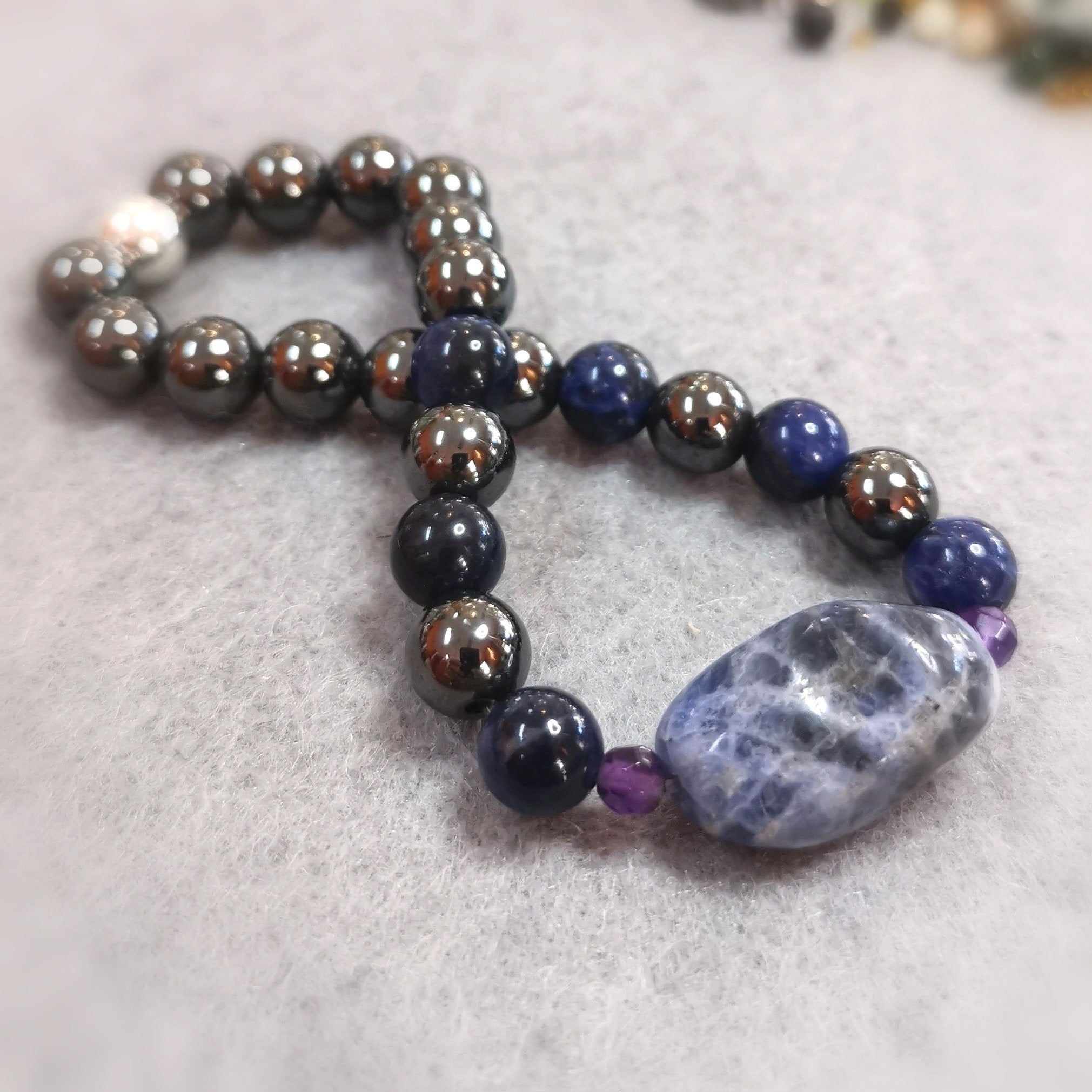 Sodalith & Terahertz Amethyst Karma Design Armband – geweiht für Ausdruck, Balance & geistige Klarheit