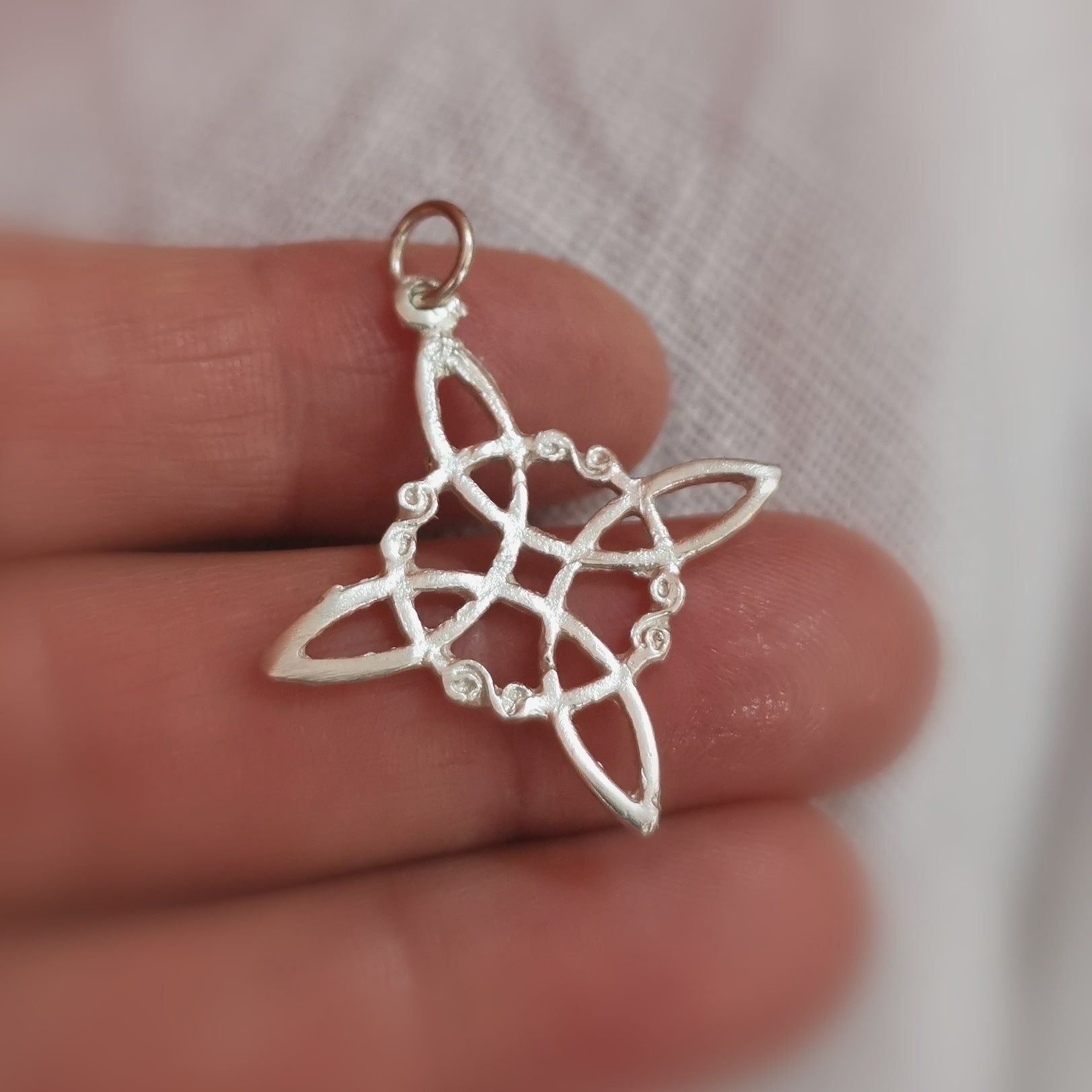 🪄 Hexenknoten Karma Anhänger Sterlingsilber – Schutz, Weiblichkeit & altes Wissen