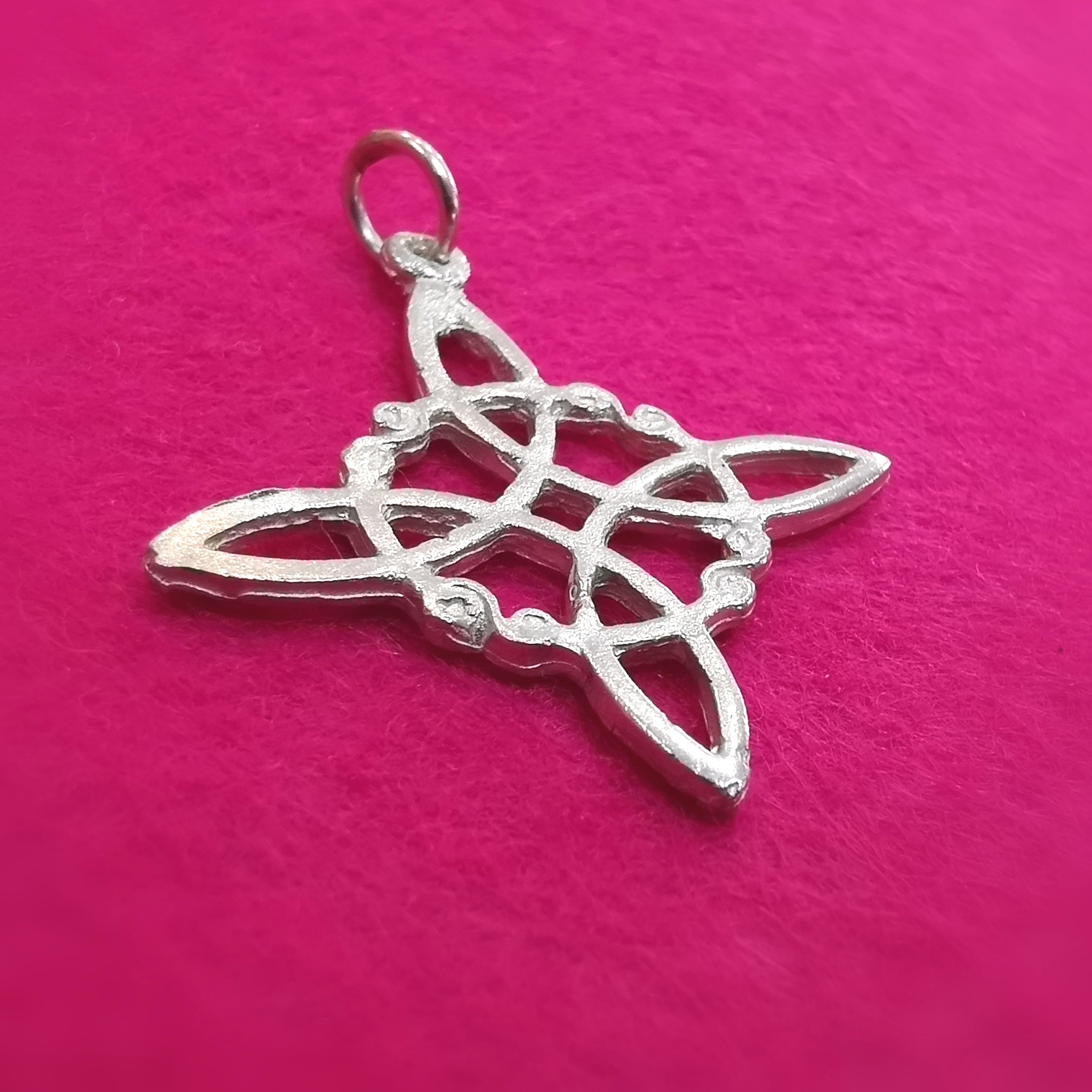 🪄 Hexenknoten Karma Anhänger Sterlingsilber – Schutz, Weiblichkeit & altes Wissen
