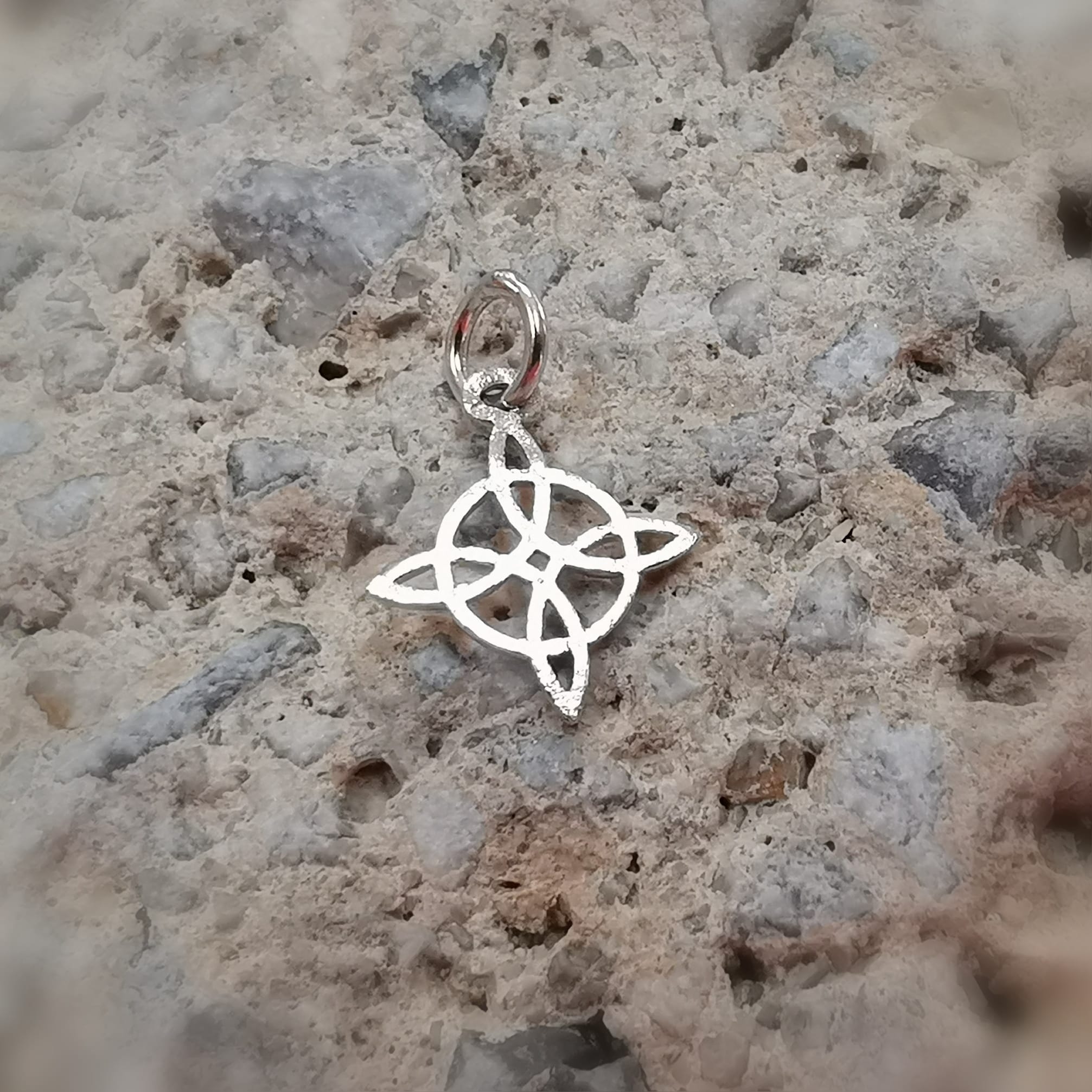 🪄 Hexenknoten Mini Anhänger Sterlingsilber  – Schutz, Weiblichkeit & altes Wissen