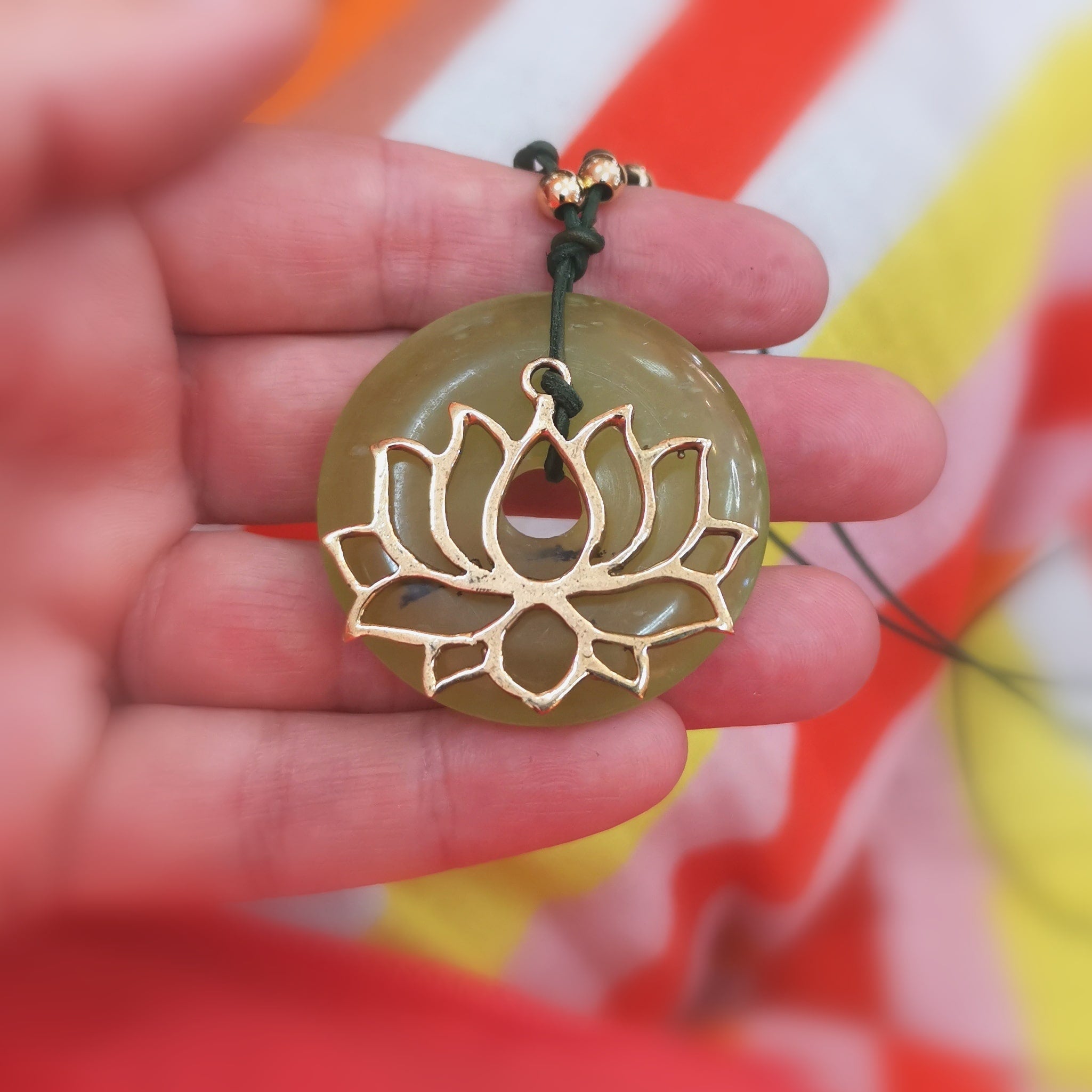 Jade Lotus Leder Kette, Edelstein Donut Lebenskreis Charm – geweiht für Harmonie & Herzöffnung