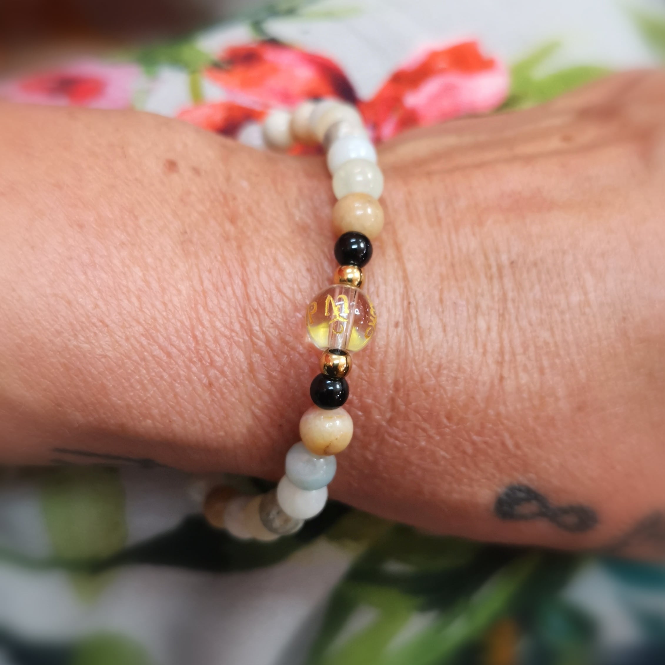 Amazonit & Turmalin Karma Armband Om Mani Padme Hum – Selbstausdruck, Ruhe & innere Balance