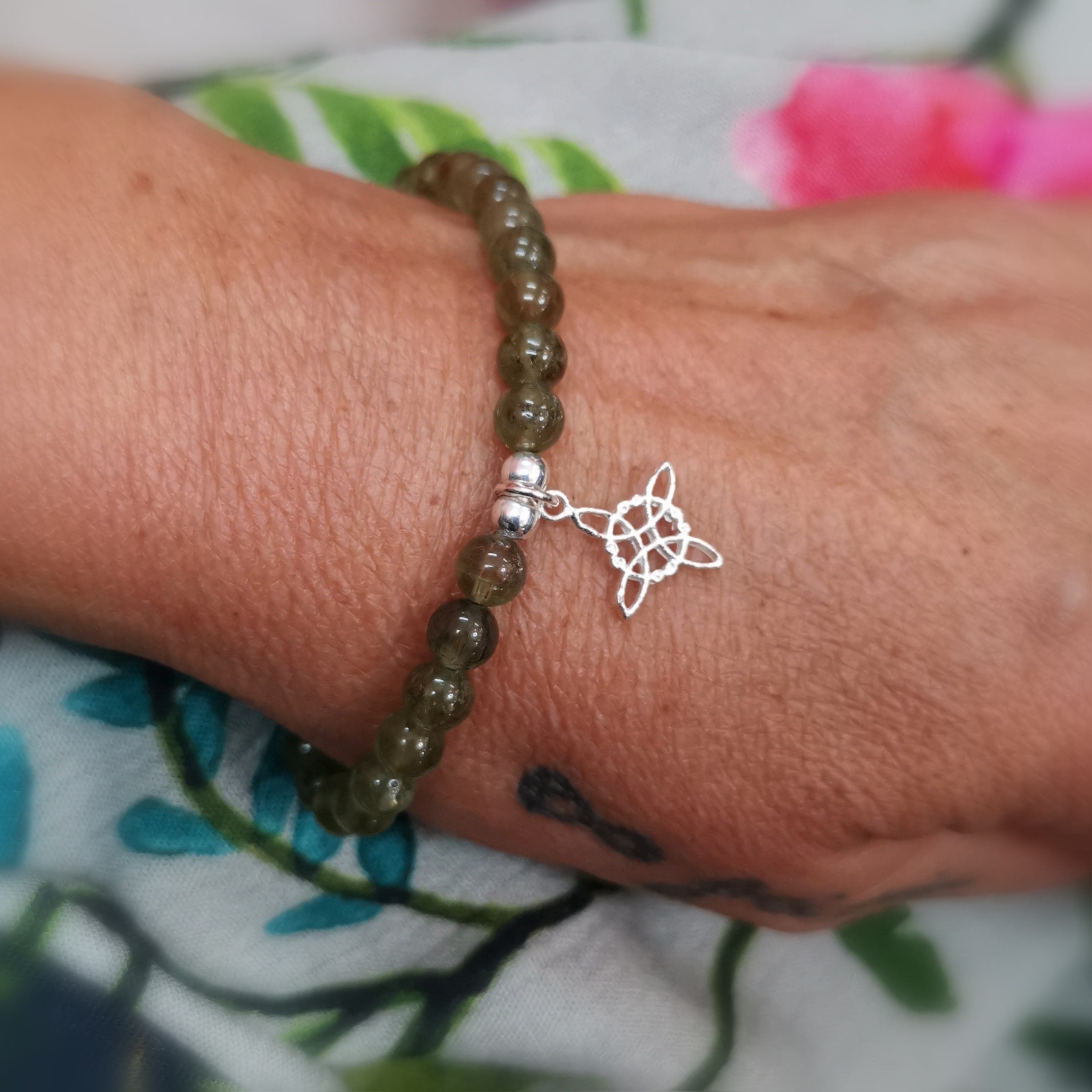 Prehnit Hexenknoten Karma Edelstein Armband – Herzöffnung, Schutz & innerer Frieden