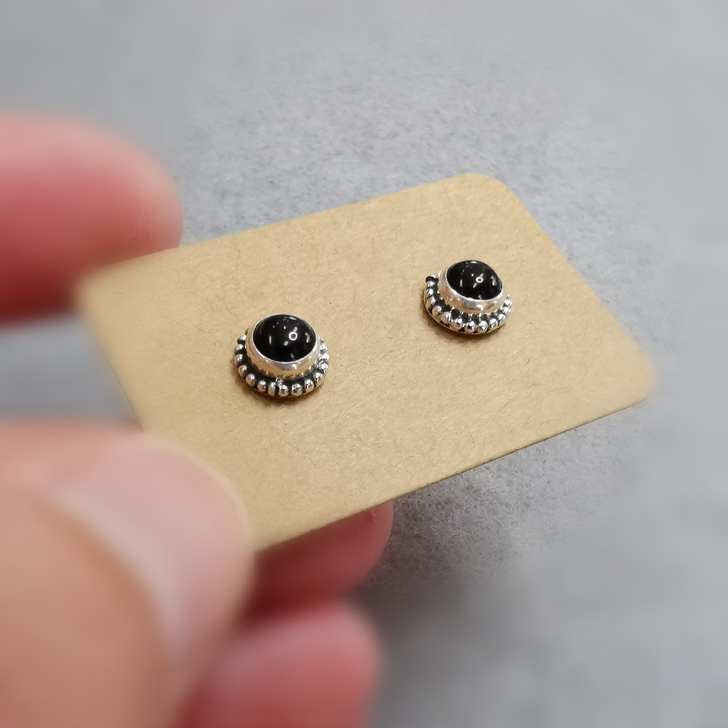 Onyx Edelstein Ohrstecker Ohrringe – im Schutz & in der Kraft