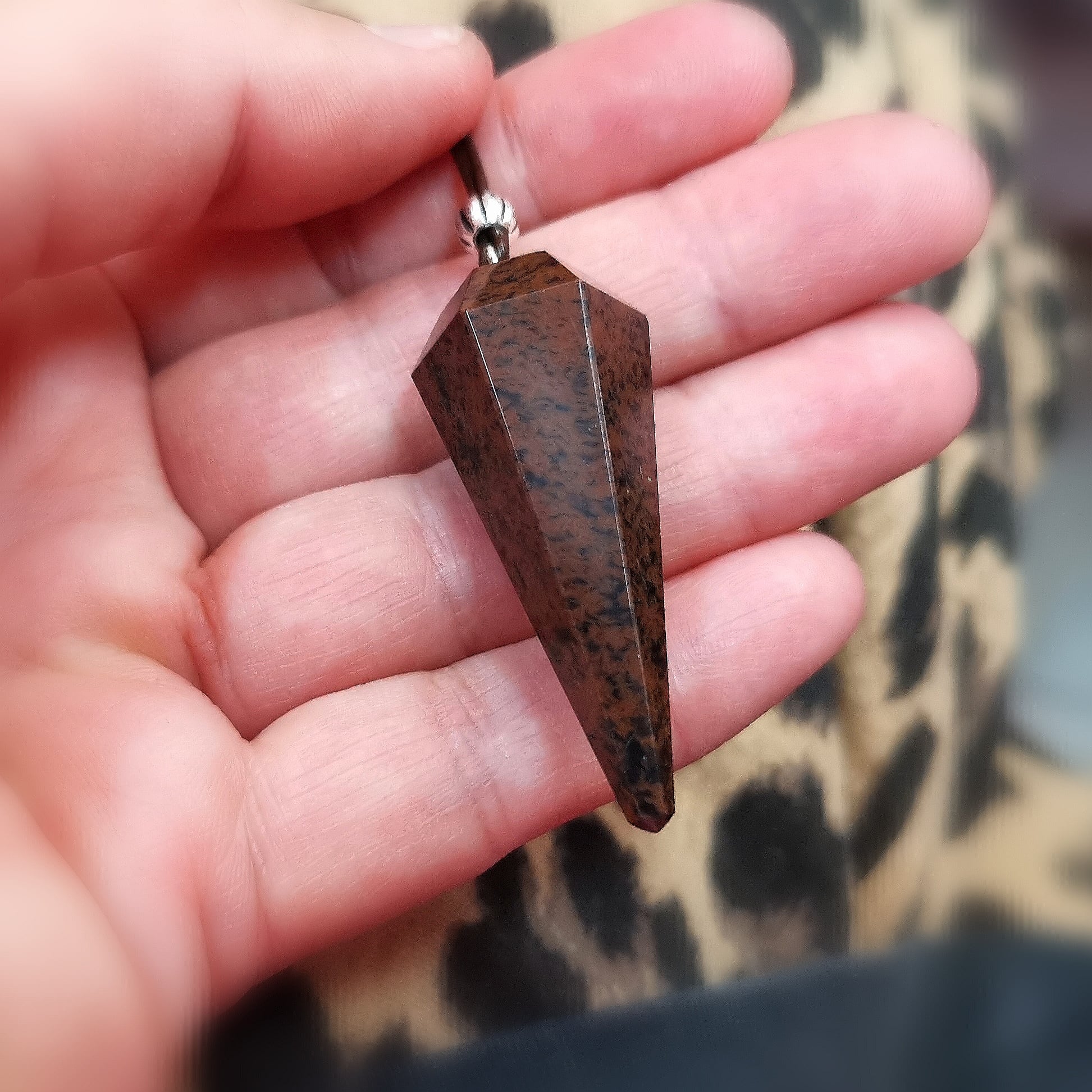 Mahagoni Obsidian Pendel – geweihte Leder-Karma-Kette für Selbstausdruck & klare Gedanken