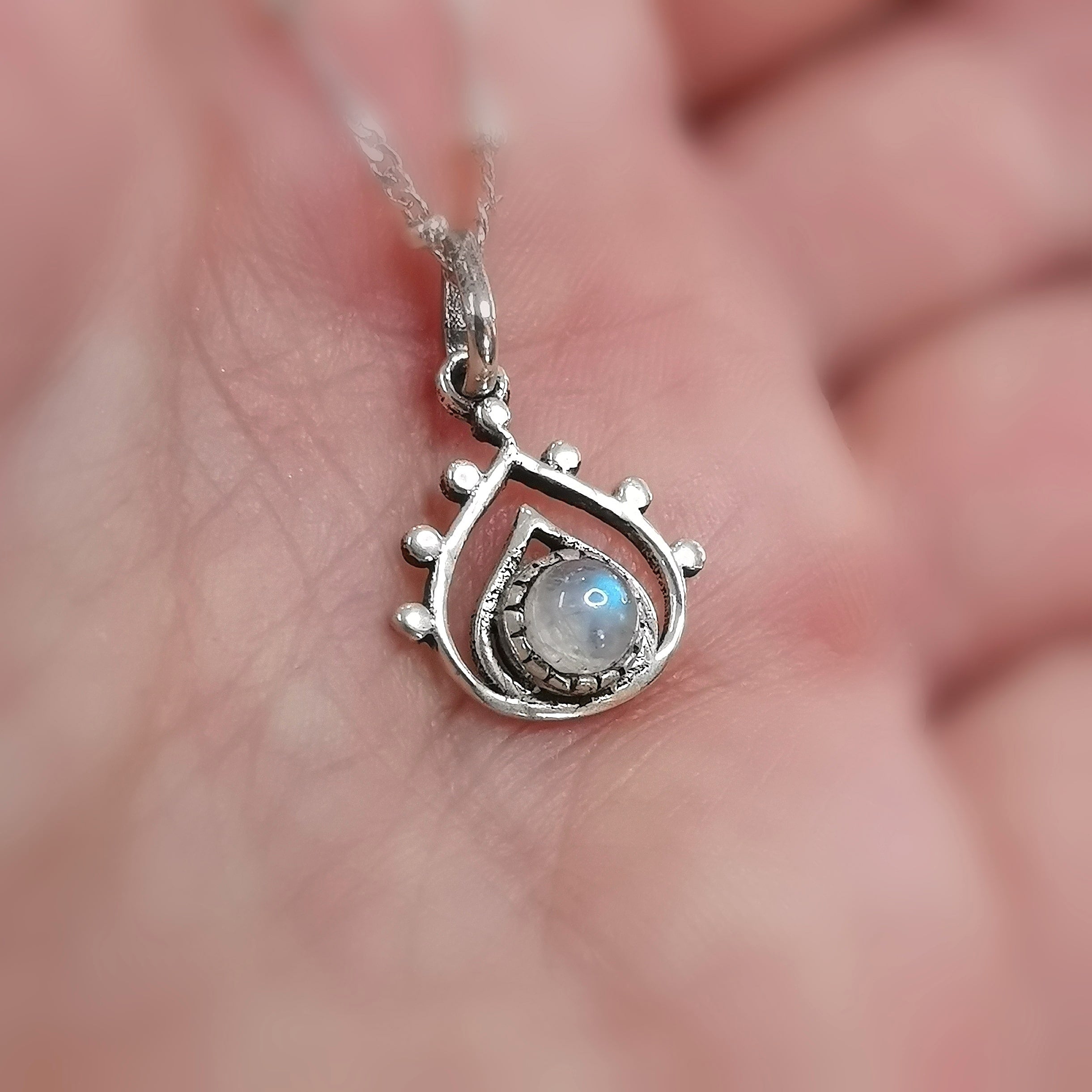 Mondstein & Lotus Karma Kette – Kurzkettchen geweiht für innere Stärke & Weiblichkeit