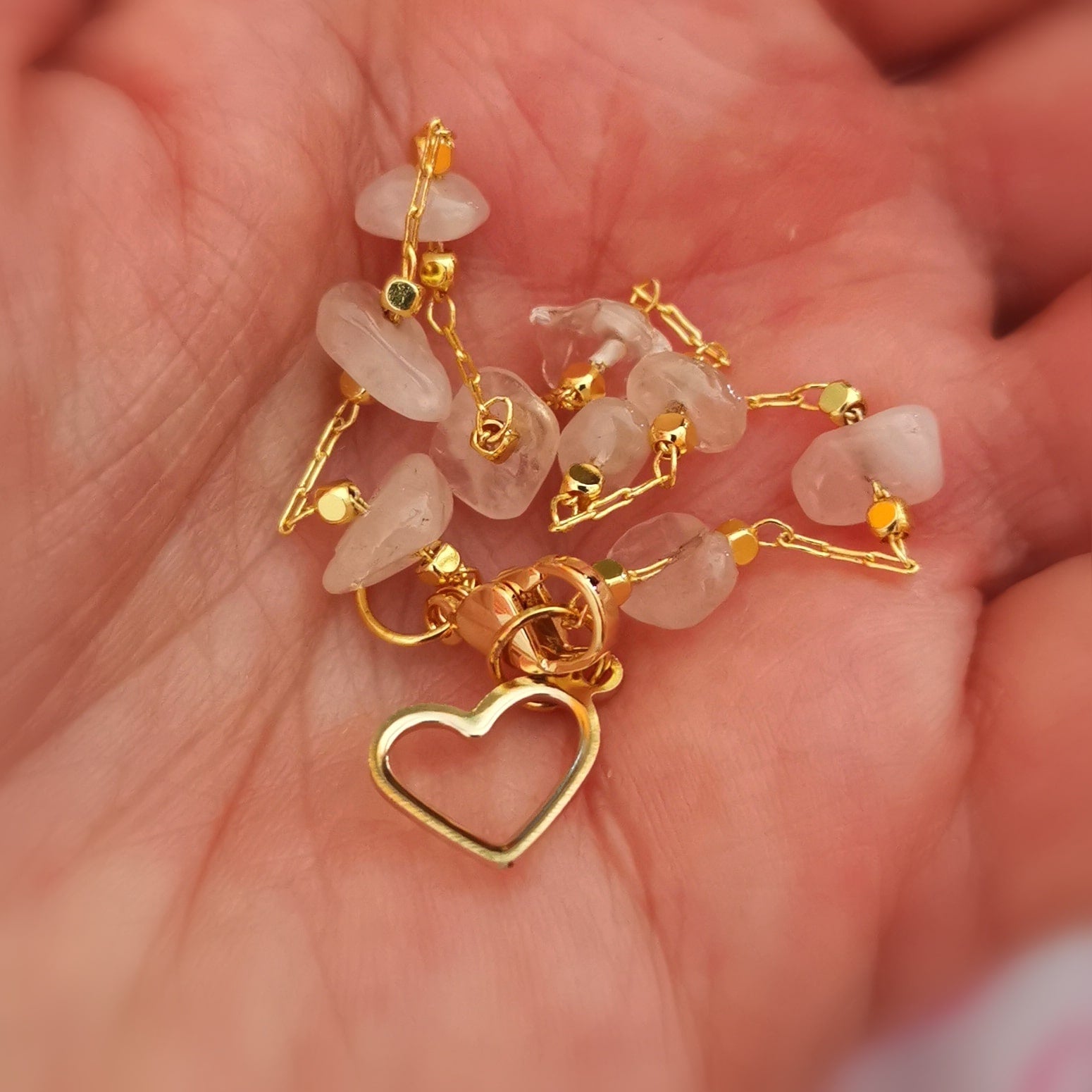 💗 Kinder Rosenquarz Herz Armband im Täschchen aus Seide – Edelstahl Gold, geweiht für Liebe, Licht & Harmonie