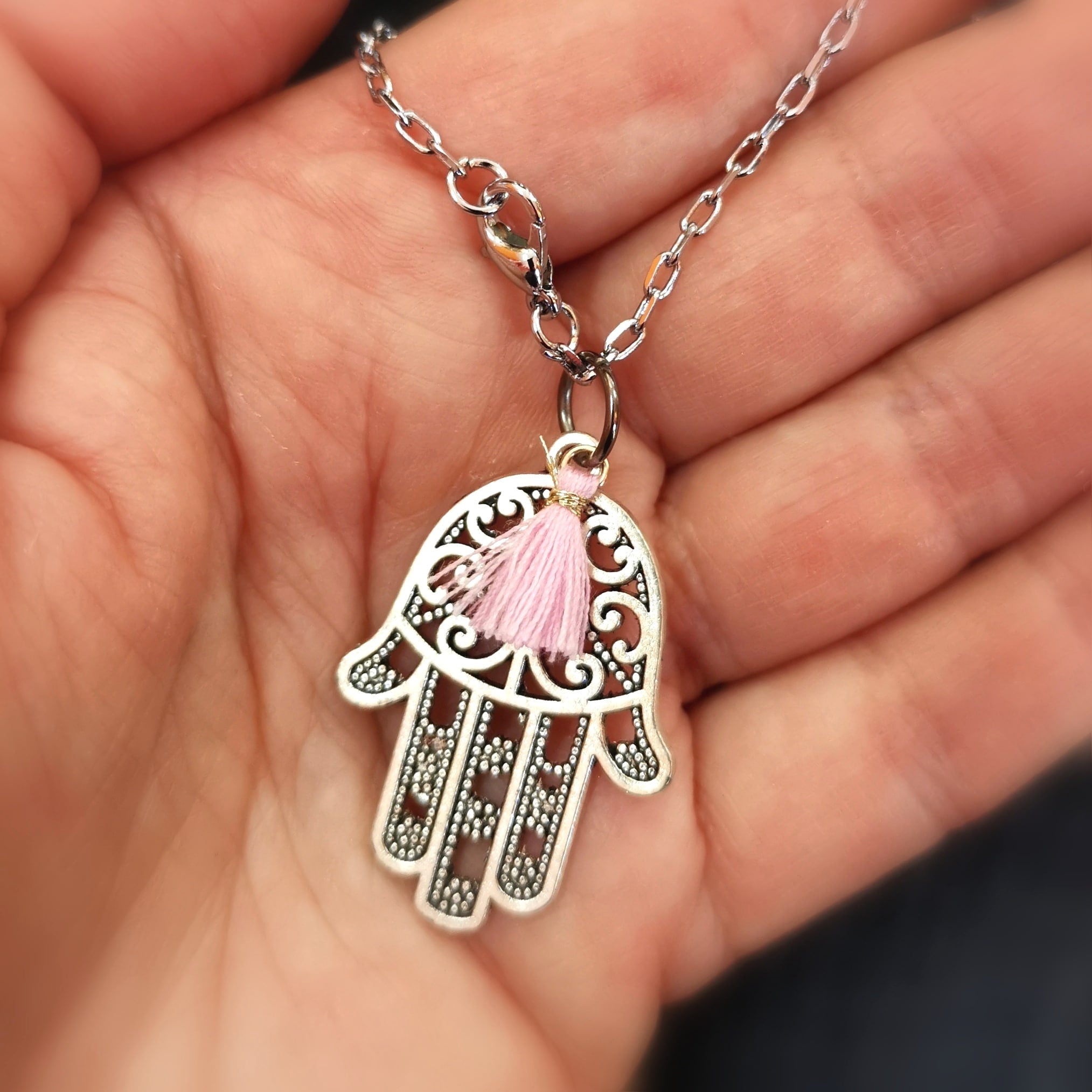 Fatimas Hand Karma Kette mit pinker Troddel – Schutz, Gesundheit & spirituelle Kraft