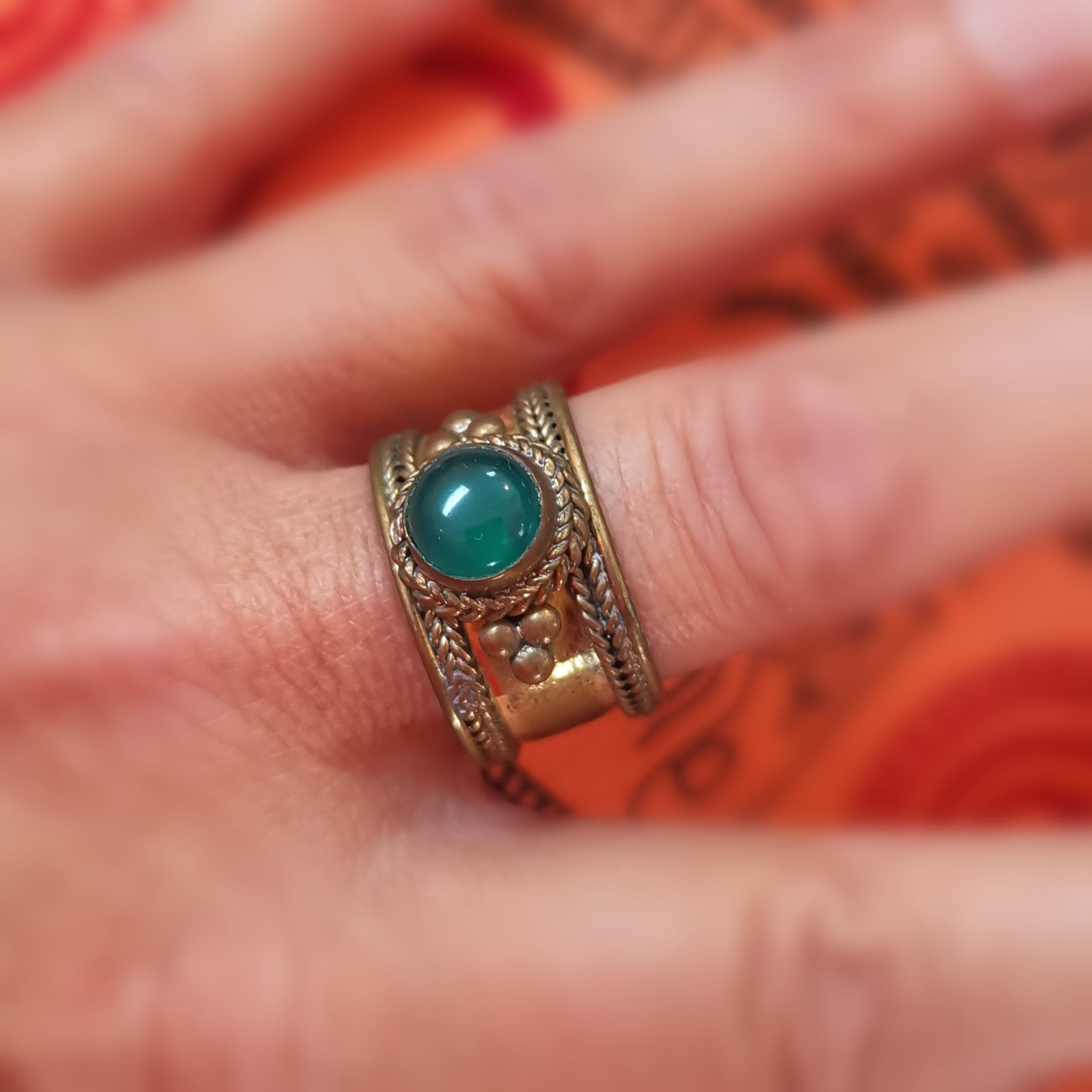 Boho Ring aus Gold-Messing mit grünem Achat – Stärke & HerzöffnungV