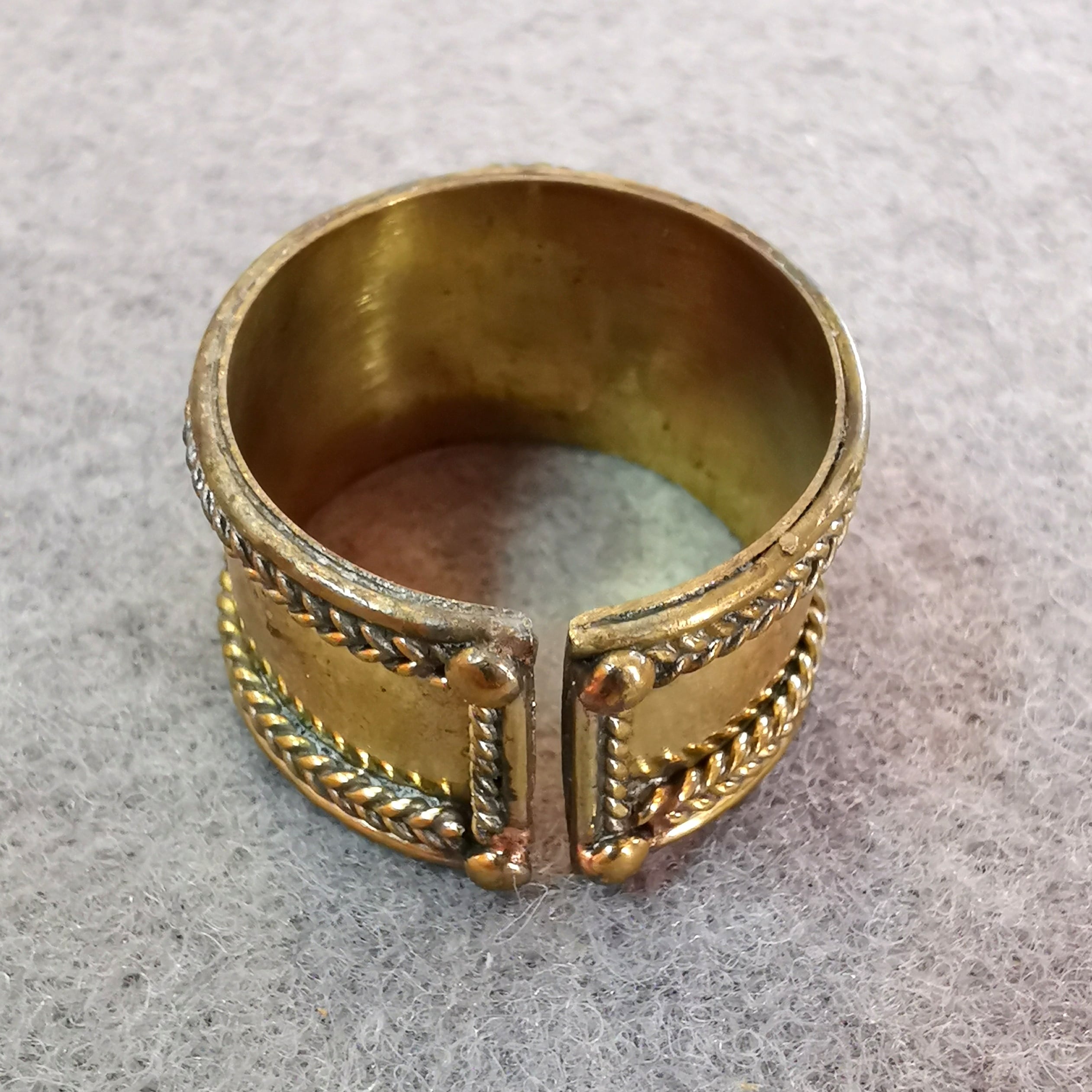 Boho Ring aus Gold-Messing mit grünem Achat – Stärke & Herzöffnung
