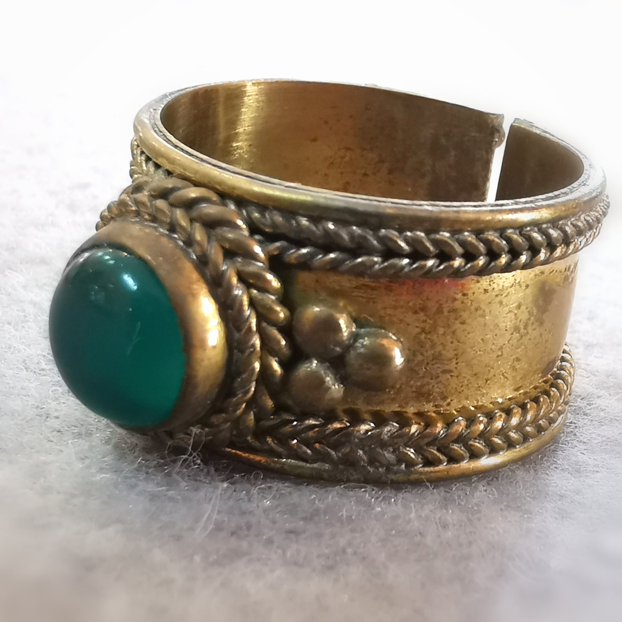 Boho Ring aus Gold-Messing mit grünem Achat – Stärke & Herzöffnung