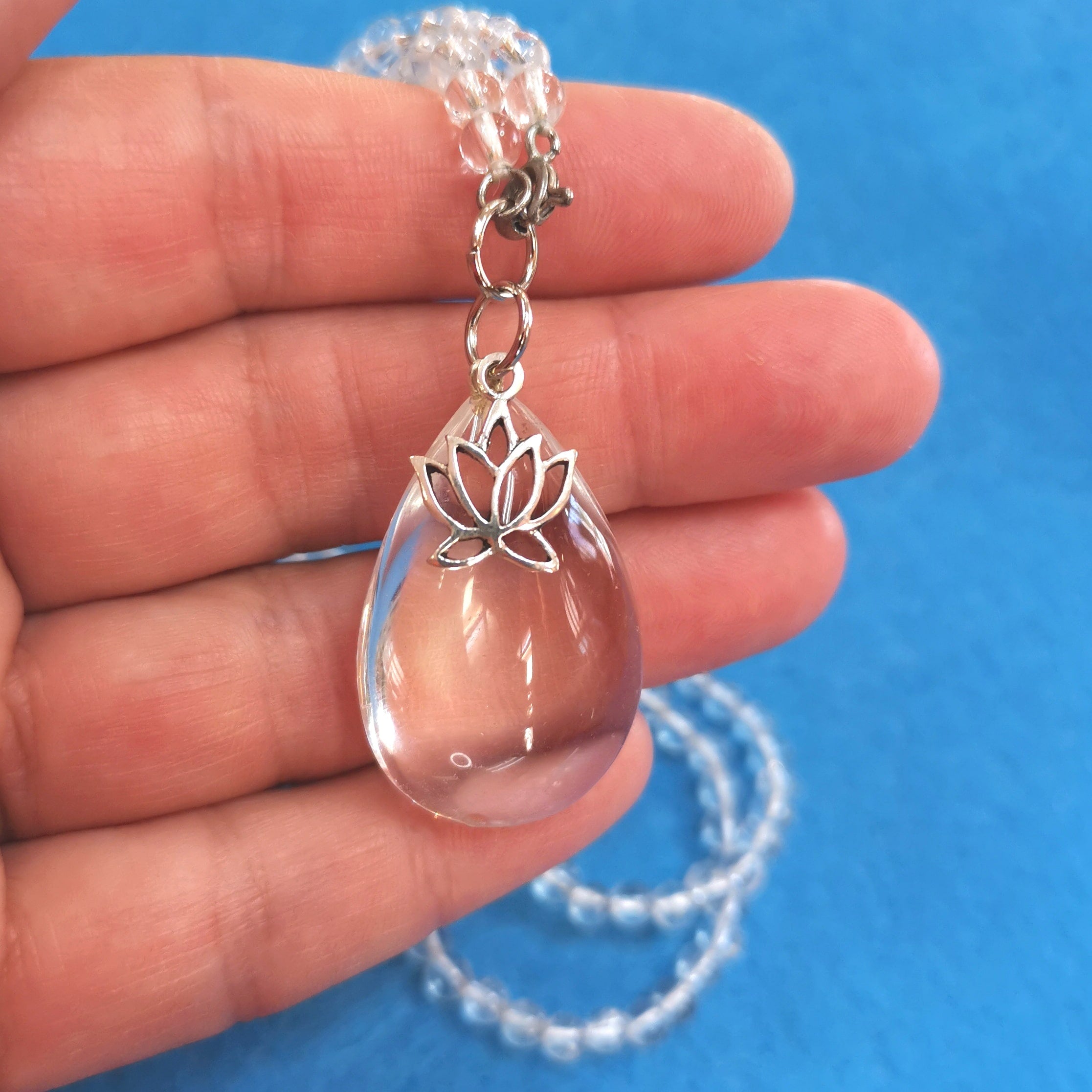 Bergkristall Heilstein Kette mit Lotus – geweiht für Eigenliebe, Klarheit & Selbstentfaltung