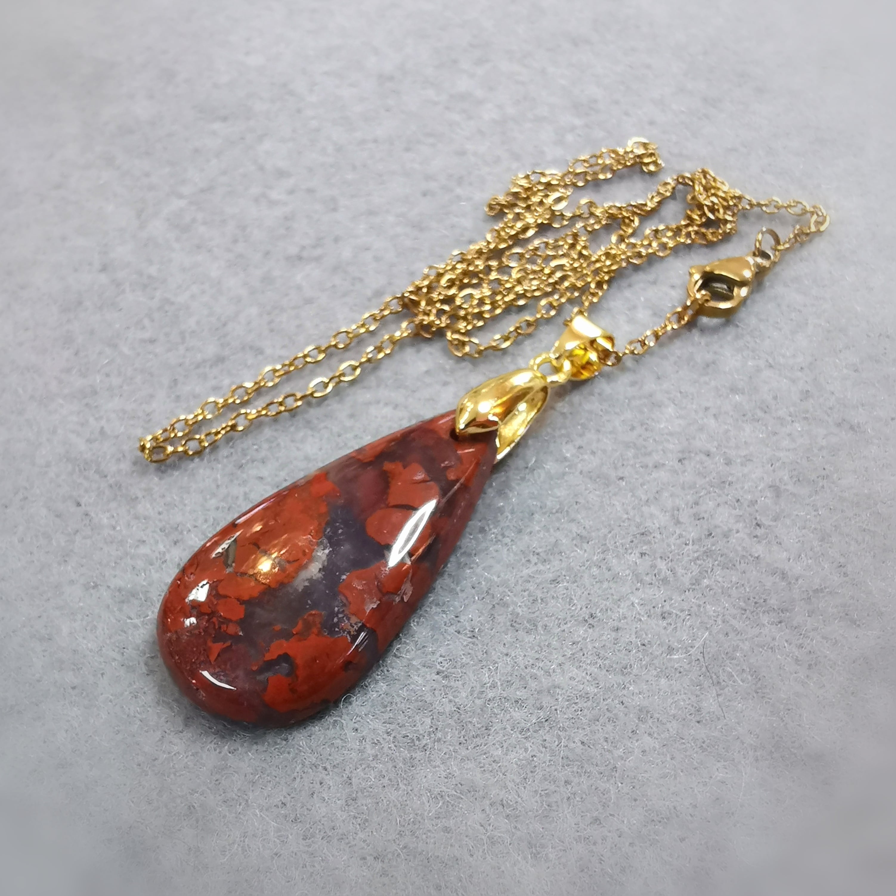 Roter Jaspis Edelstein Karma Kette Edelstahl Gold – geweiht für Kraft, Erdung & Lebensenergie