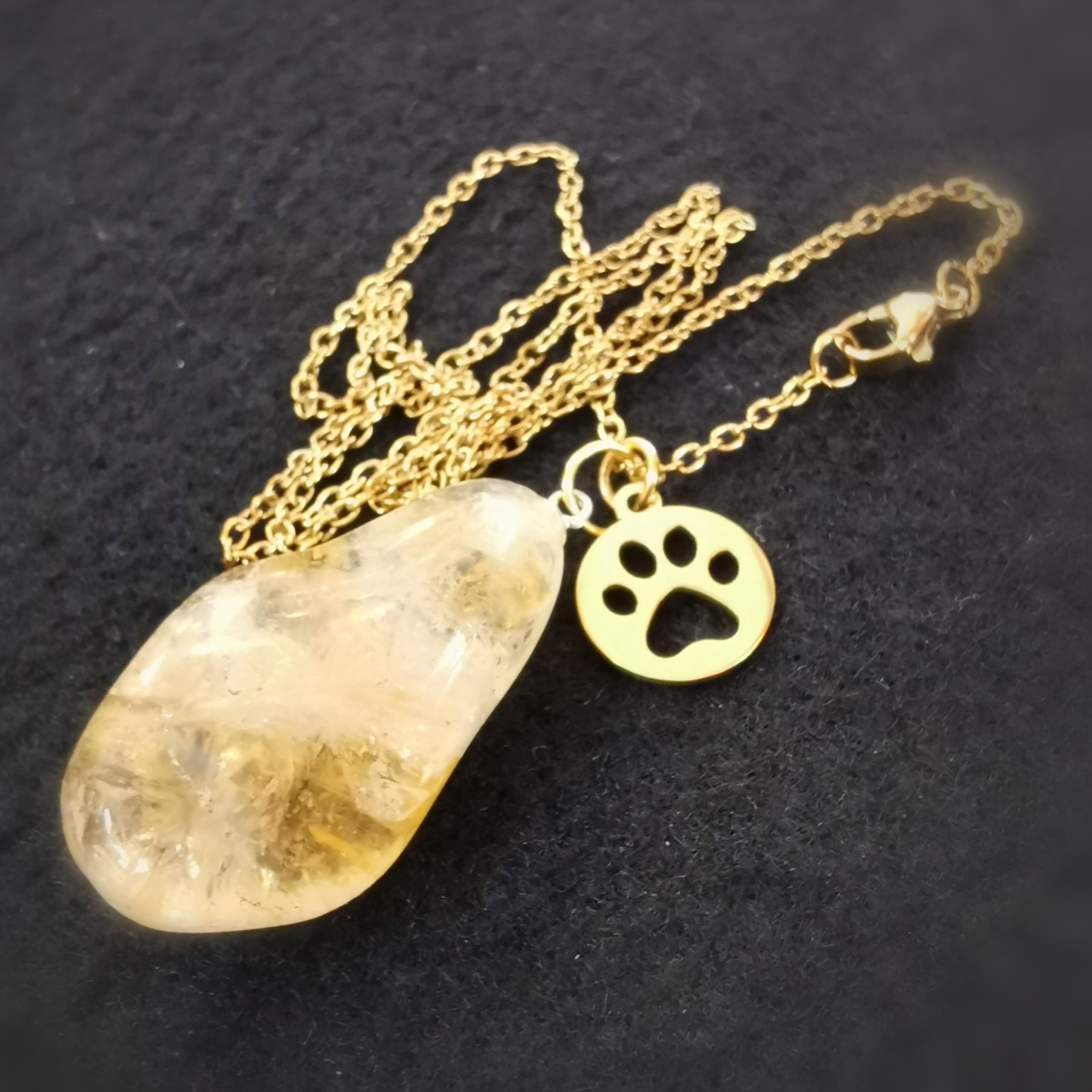 🐾 Citrin Pfote Charm Kette – Engel auf vier Pfoten, geweiht für Freude & Vertrauen