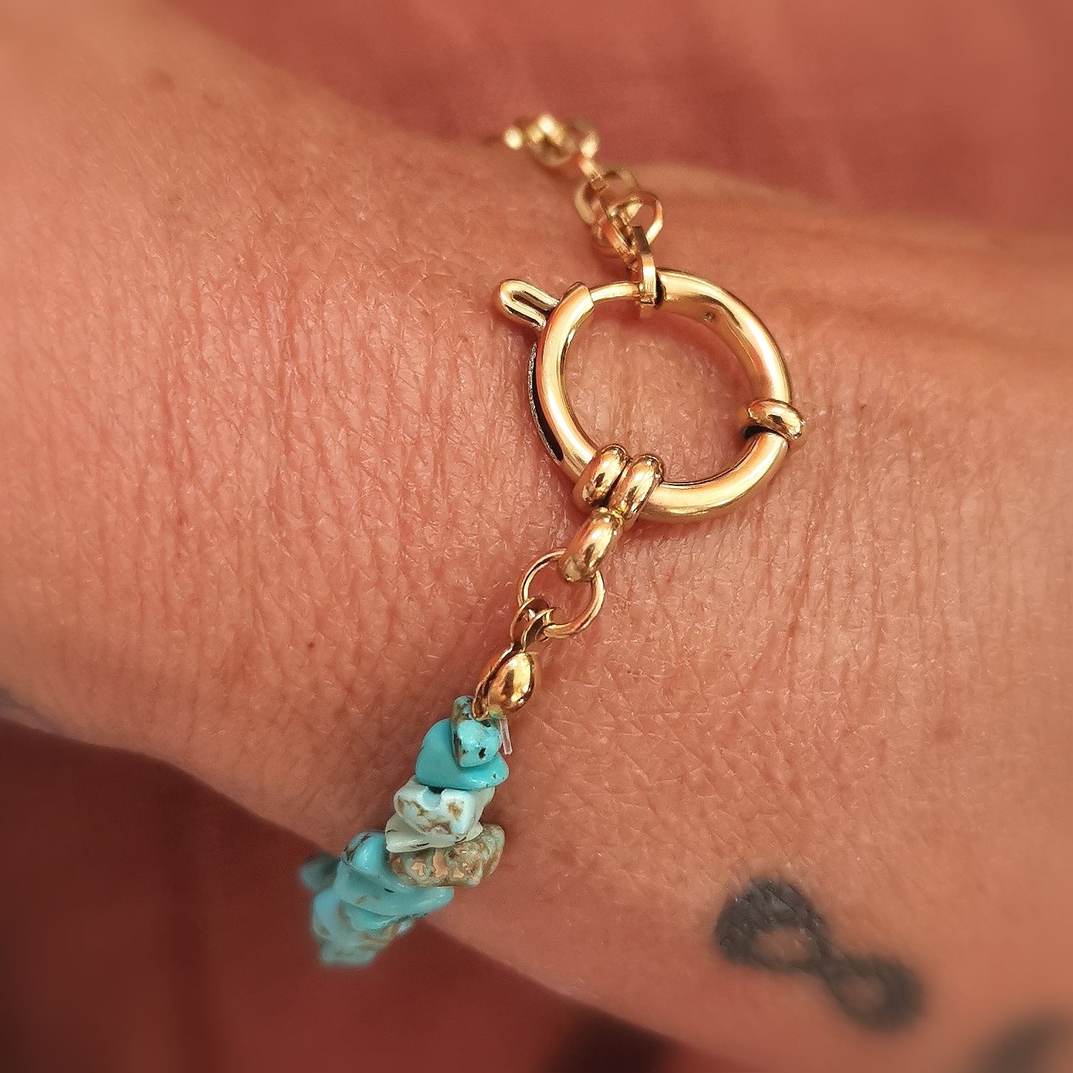 Türkis Howlith Edelstein Gold Armband geweiht – Liebe & innere Ruhe