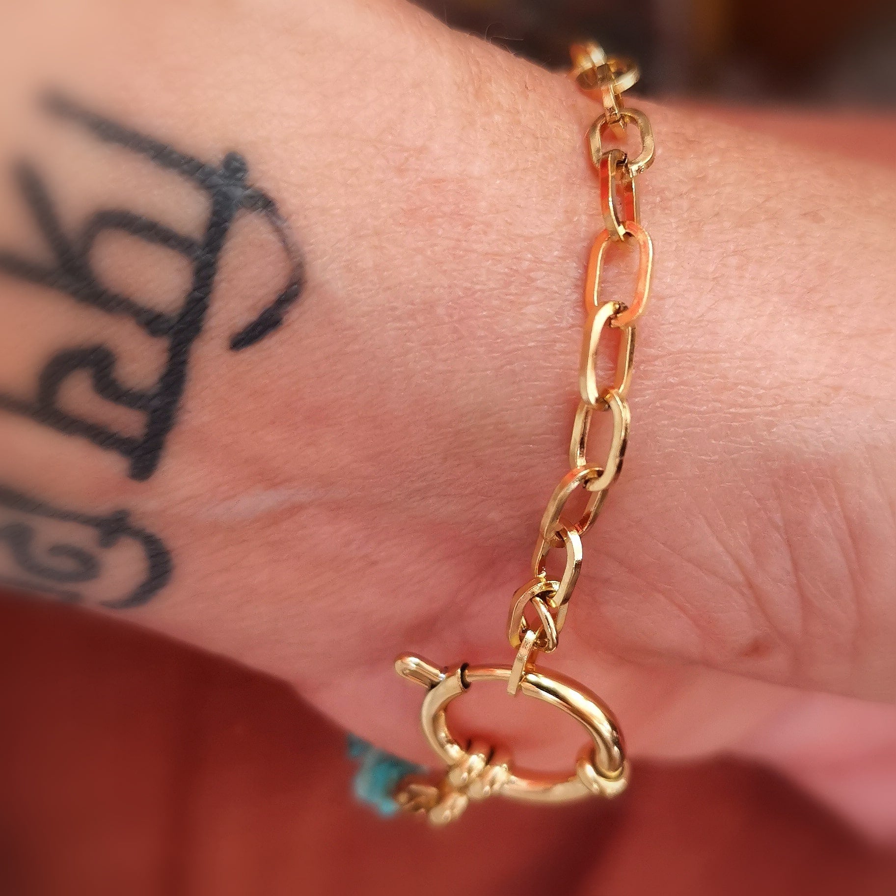 Türkis Howlith Edelstein Gold Armband geweiht – Liebe & innere Ruhe