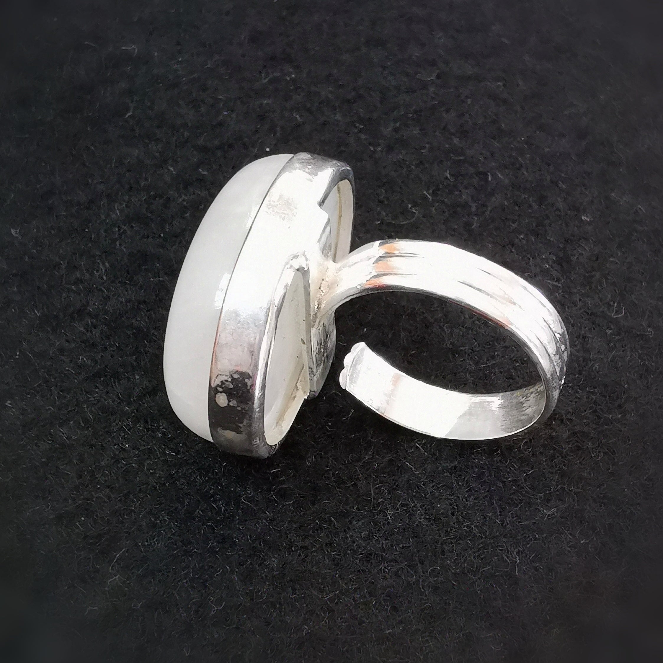 Regenbogen Mondstein Edelstein Ring, geweiht für Harmonie & Weiblichkeit