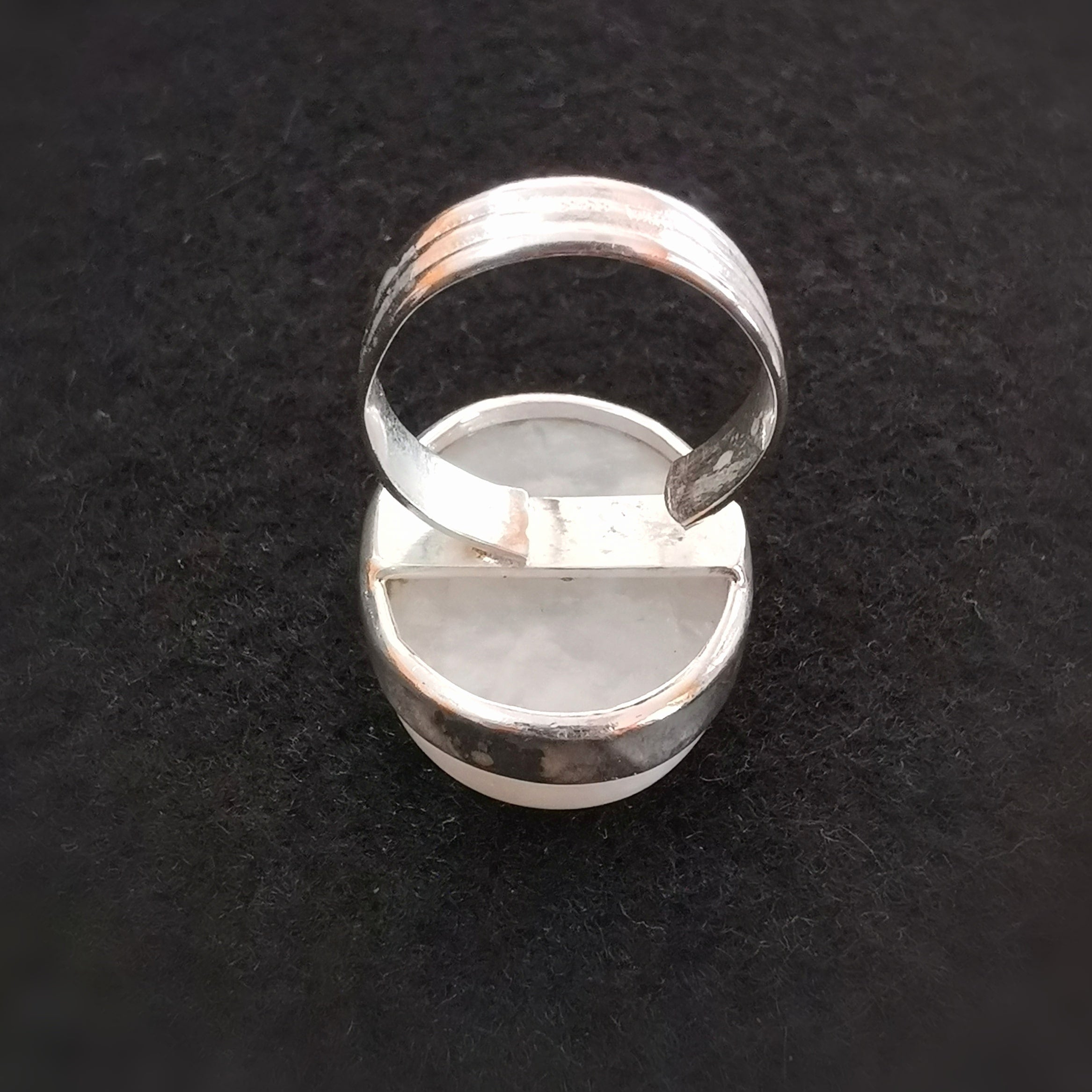 Regenbogen Mondstein Edelstein Ring, geweiht für Harmonie & Weiblichkeit