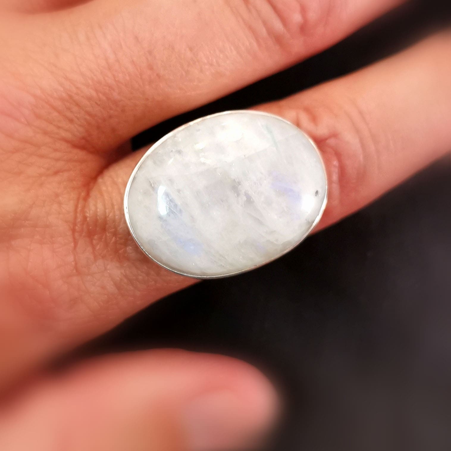 Regenbogen Mondstein Edelstein Ring, geweiht für Harmonie & Weiblichkeit