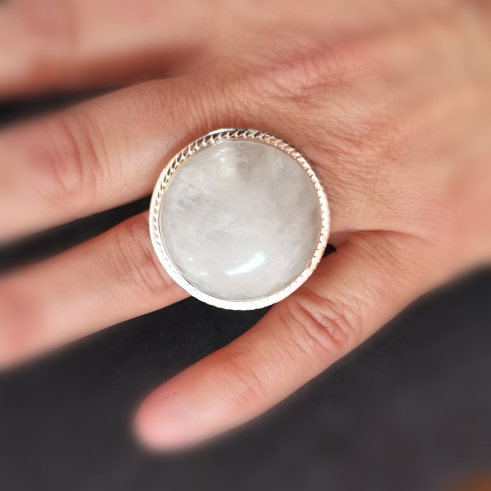 Regenbogen Mondstein Edelstein Ring rund , geweiht für Harmonie & Weiblichkeit