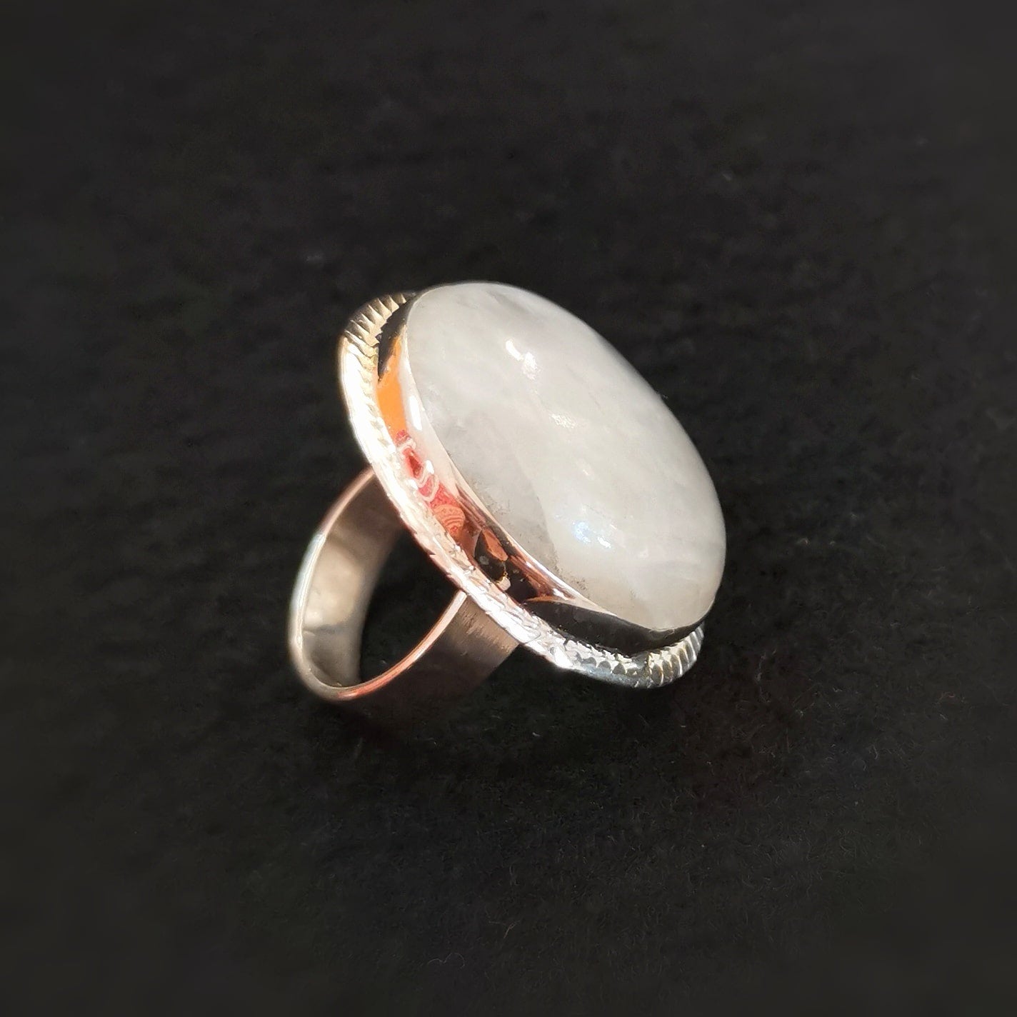 Regenbogen Mondstein Edelstein Ring rund , geweiht für Harmonie & Weiblichkeit
