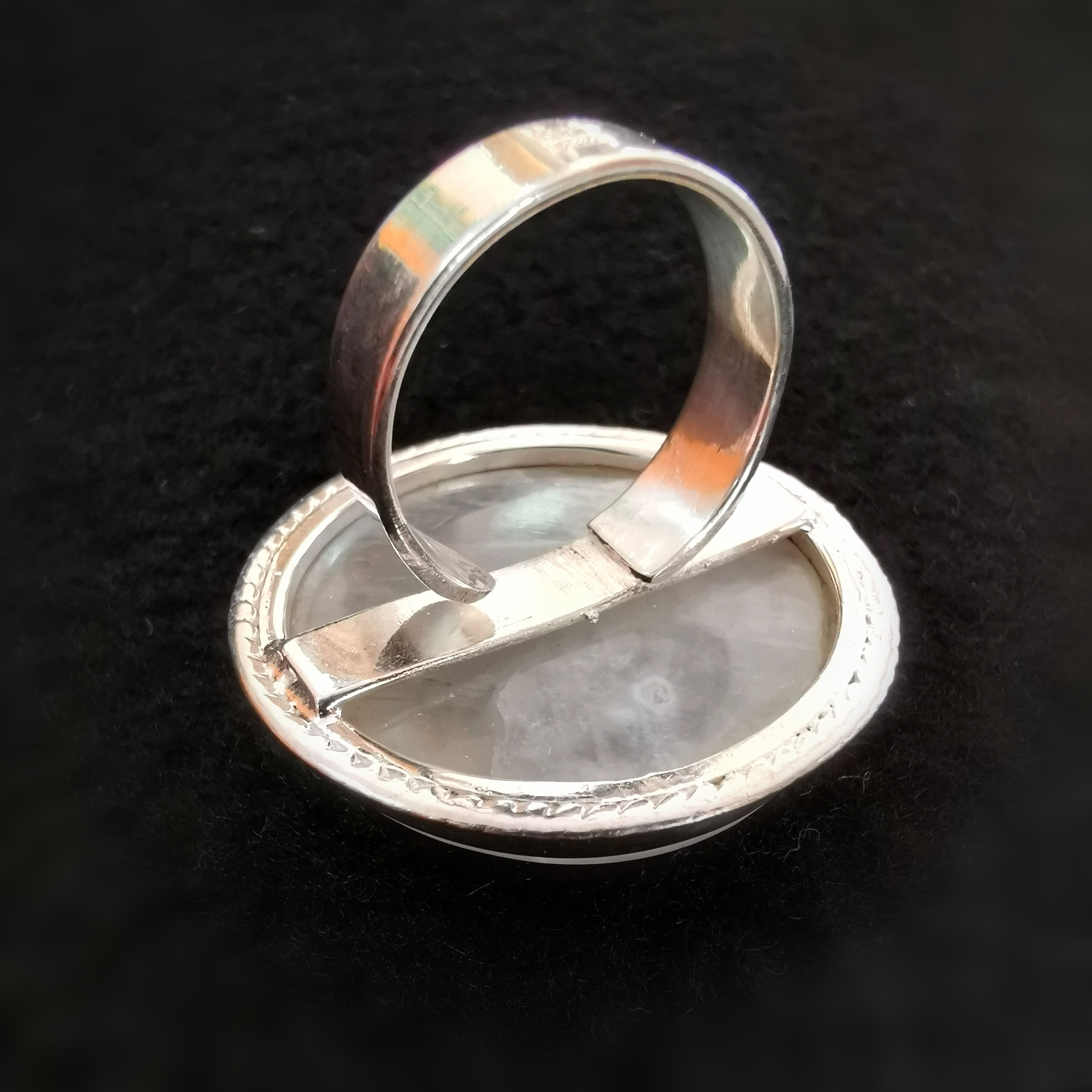Regenbogen Mondstein Edelstein Ring rund , geweiht für Harmonie & Weiblichkeit