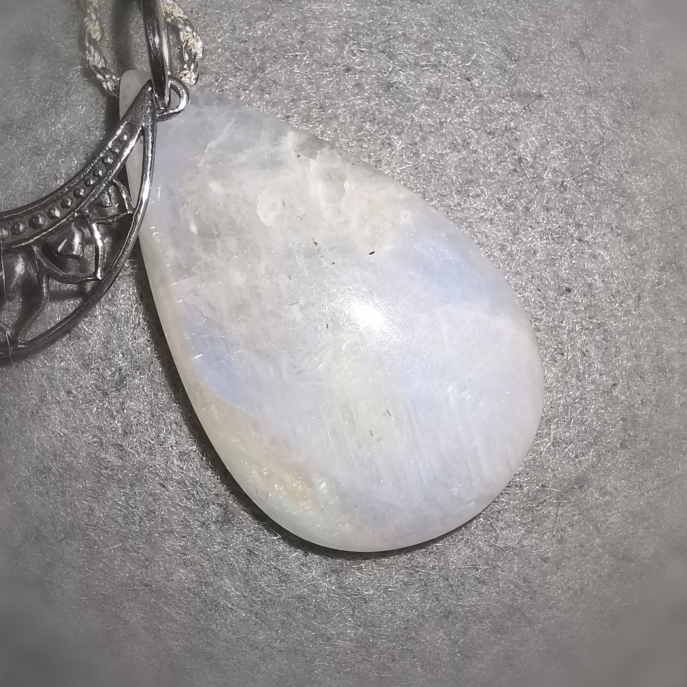Regenbogen-Mondstein Tropfen Kette mit Neumond – geweiht für Optimismus & Neubeginn