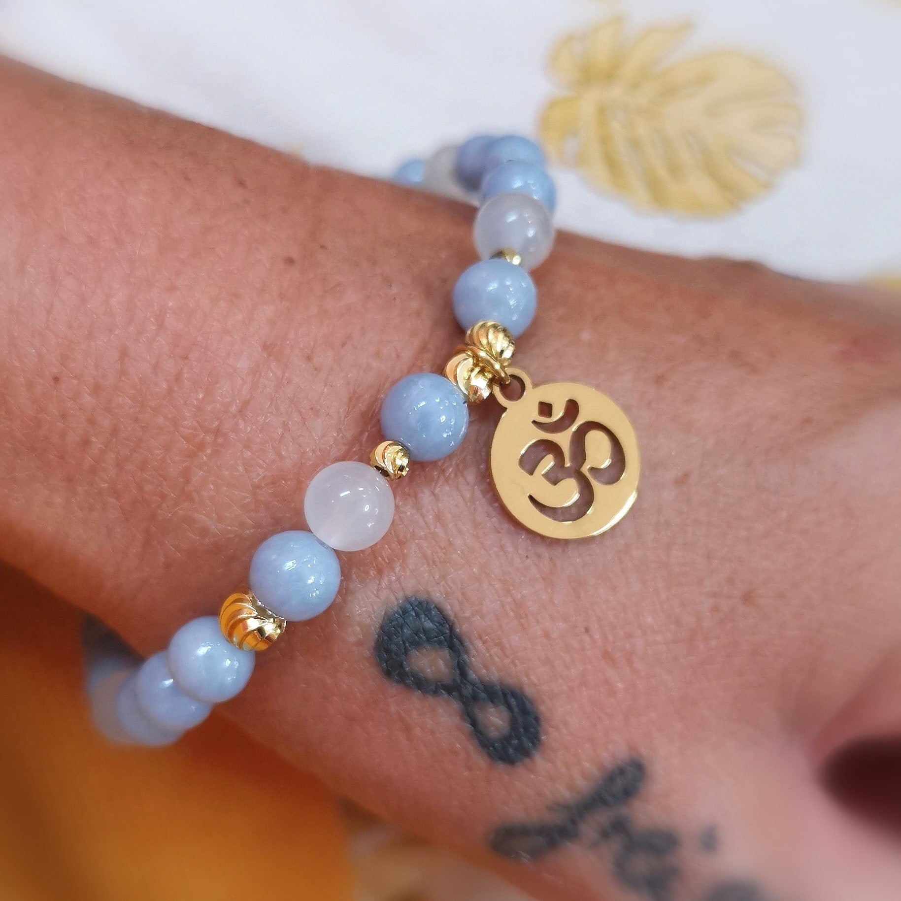 🕉️ Mondstein & Angelit OM Karma Edelstein Armband – geweiht für Frieden & innere Harmonie