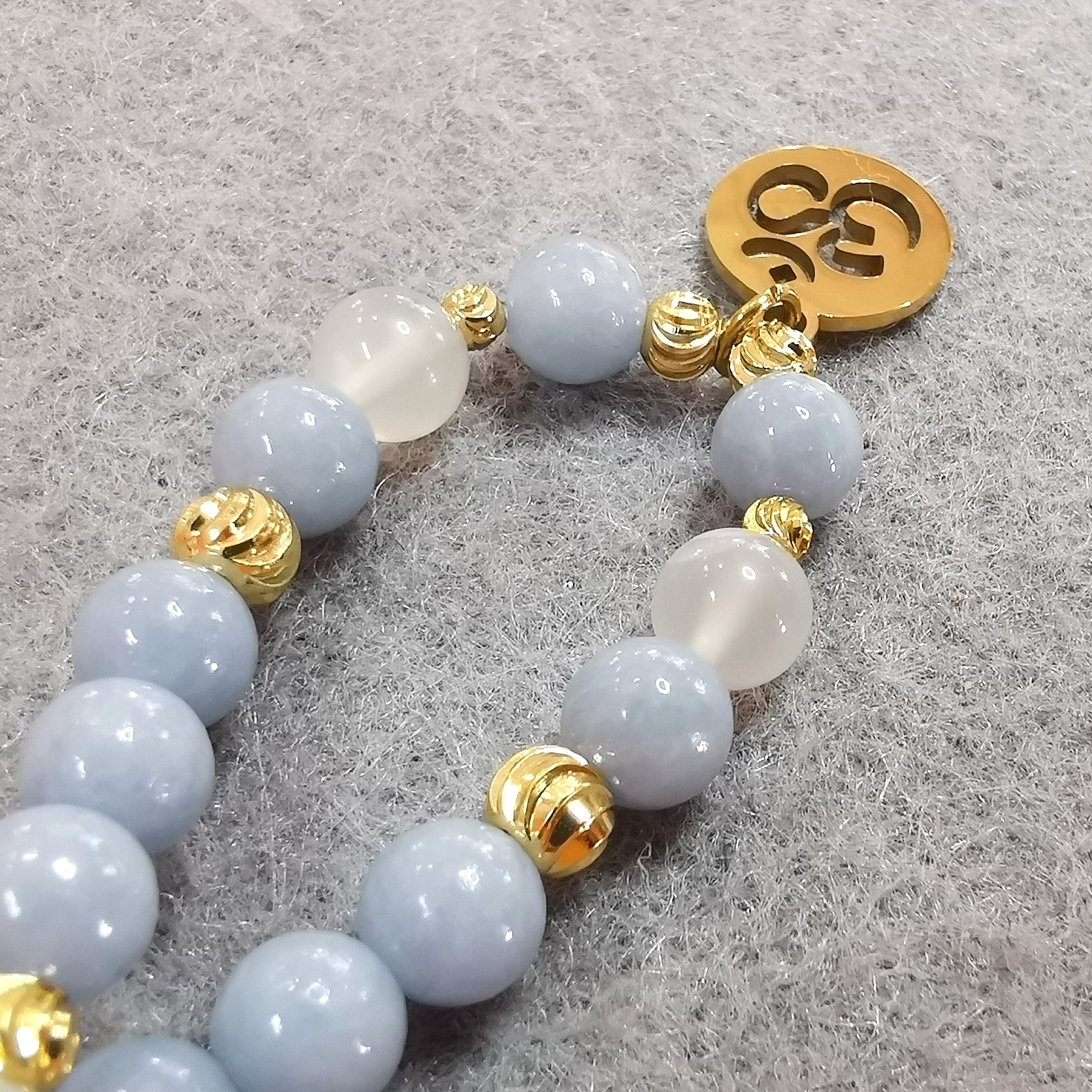 🕉️ Mondstein & Angelit OM Karma Edelstein Armband – geweiht für Frieden & innere Harmonie