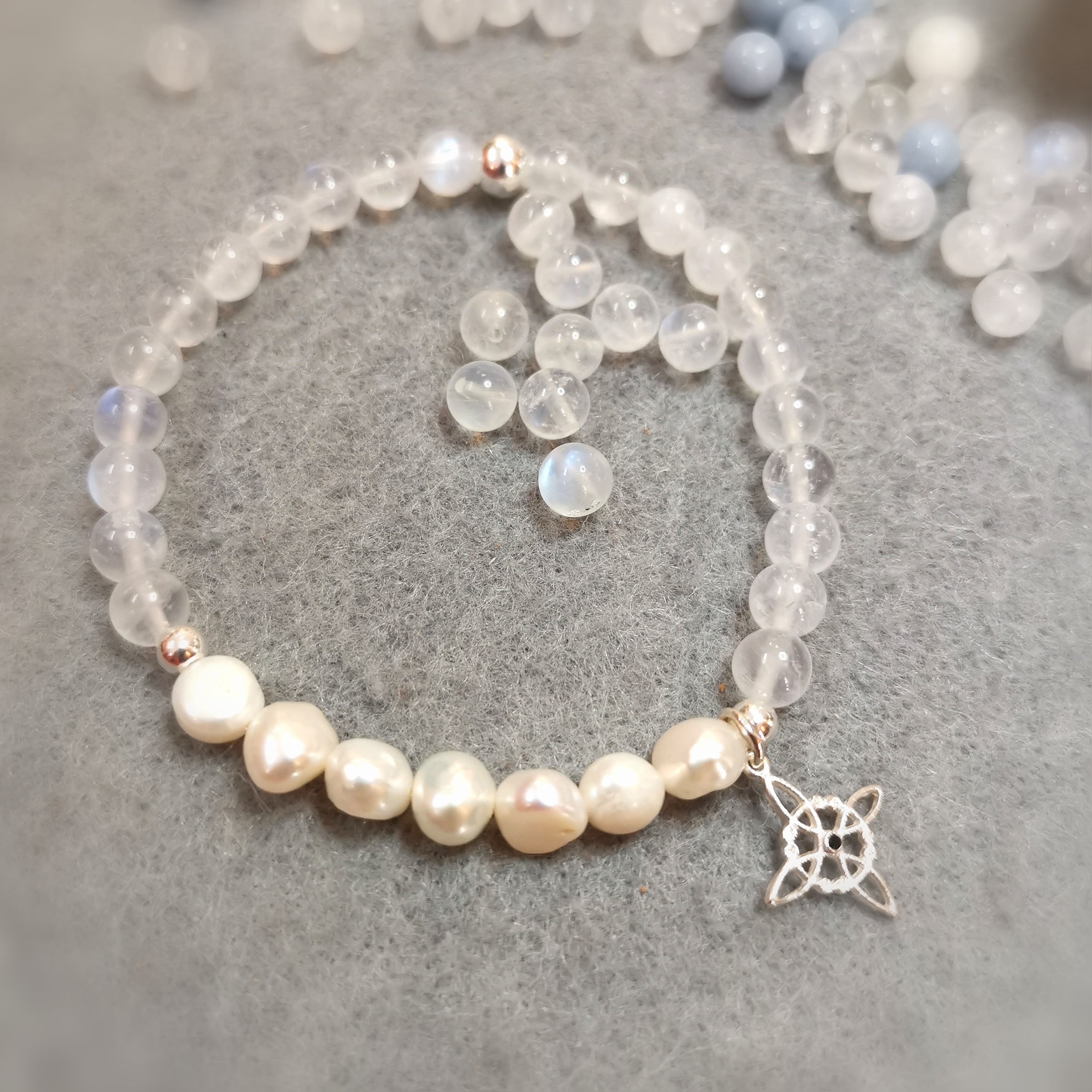 Mondstein Edelstein & Perle Karma Armband mit Hexenknoten – geweiht für Licht, Liebe & Schutz