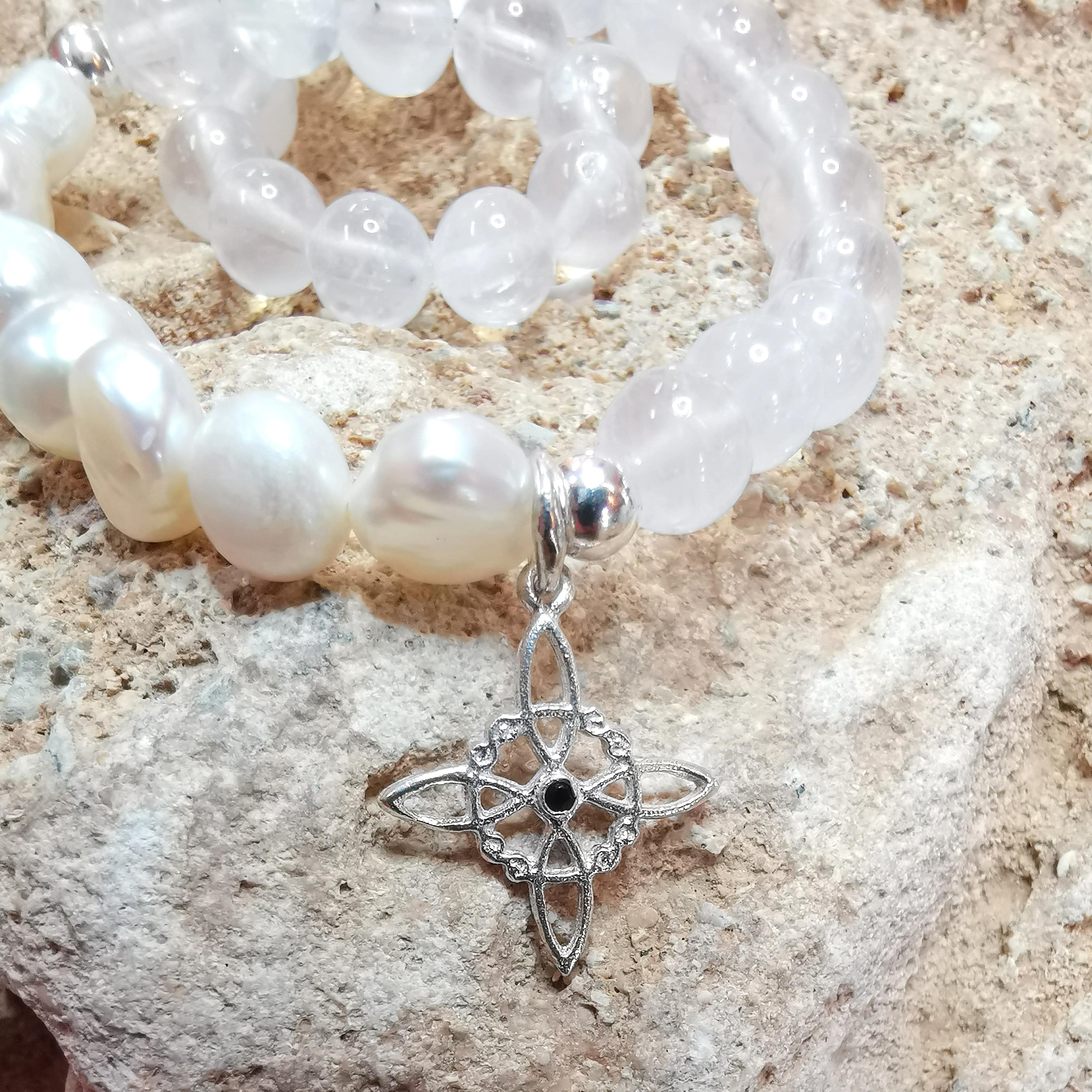 Mondstein Edelstein & Perle Karma Armband mit Hexenknoten – geweiht für Licht, Liebe & Schutz