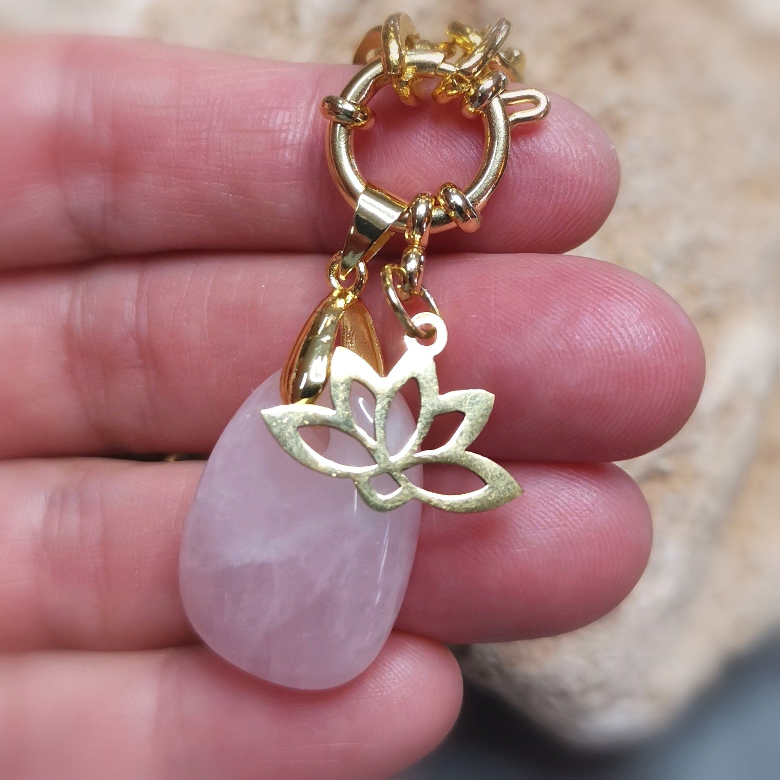 Rosenquarz Edelstein Lotus Kette Gold – Edelstahl Boho, geweiht für Harmonie